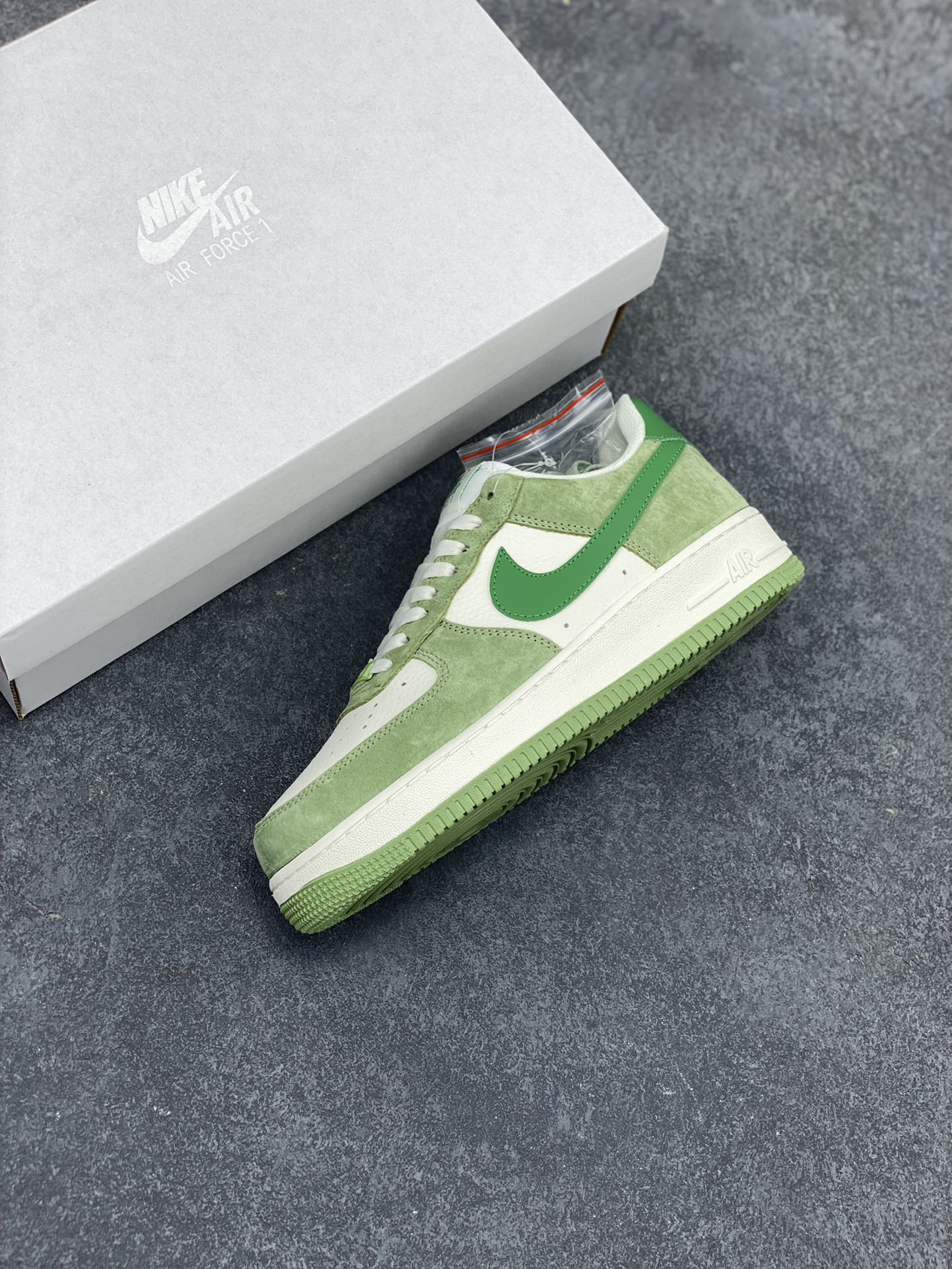 图片[7]-Nike Air Force 1 Low ’07 米白军绿配色 空军一号低帮休闲板鞋 原厂麂皮 原楦原纸板 纯正版型 正品NFC感应芯片 高清洁度 内置全掌气垫 货号：FF7795-111 尺码：36 36.5 37.5 38 38.5 39 40 40.5 41 42 42.5 43 44 44.5 45-选品中心