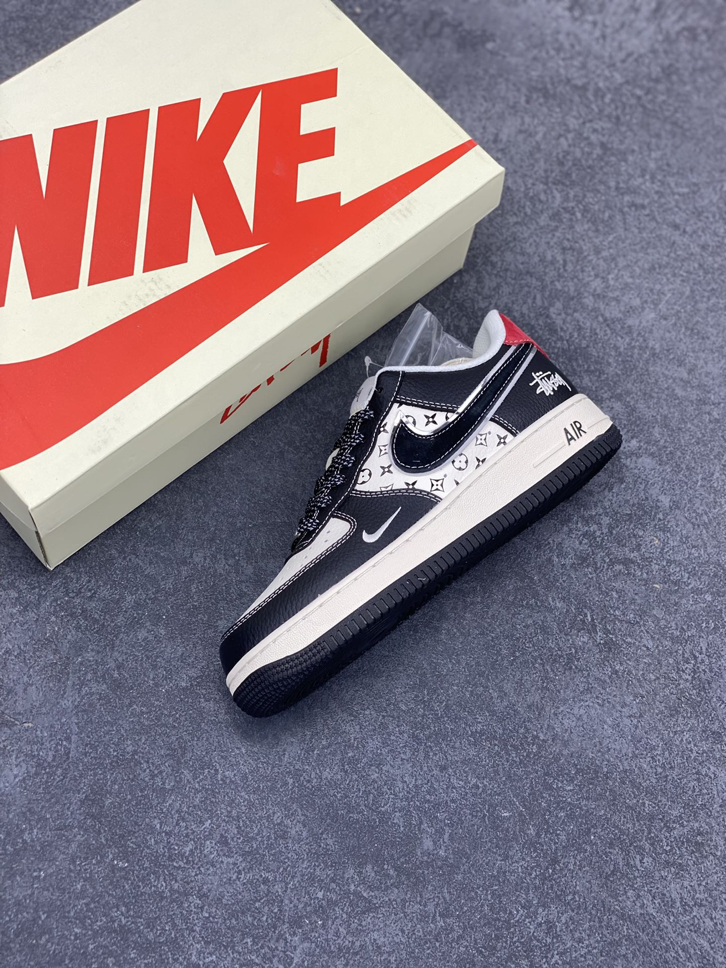 图片[7]-NIke Air Force 1 \’07 Low “斯图西联名–米黑花纹红尾”空军一号 低帮 运动鞋 休闲鞋 折边针车 工艺难度大 原楦头原纸板 原装鞋盒 定制五金配件 内置全掌气垫 原厂鞋底 货号：XZ6188-339 尺码：36 36.5 37.5 38 38.5 39 40 40.5 41 42 42.5 43 44 44.5 45-选品中心