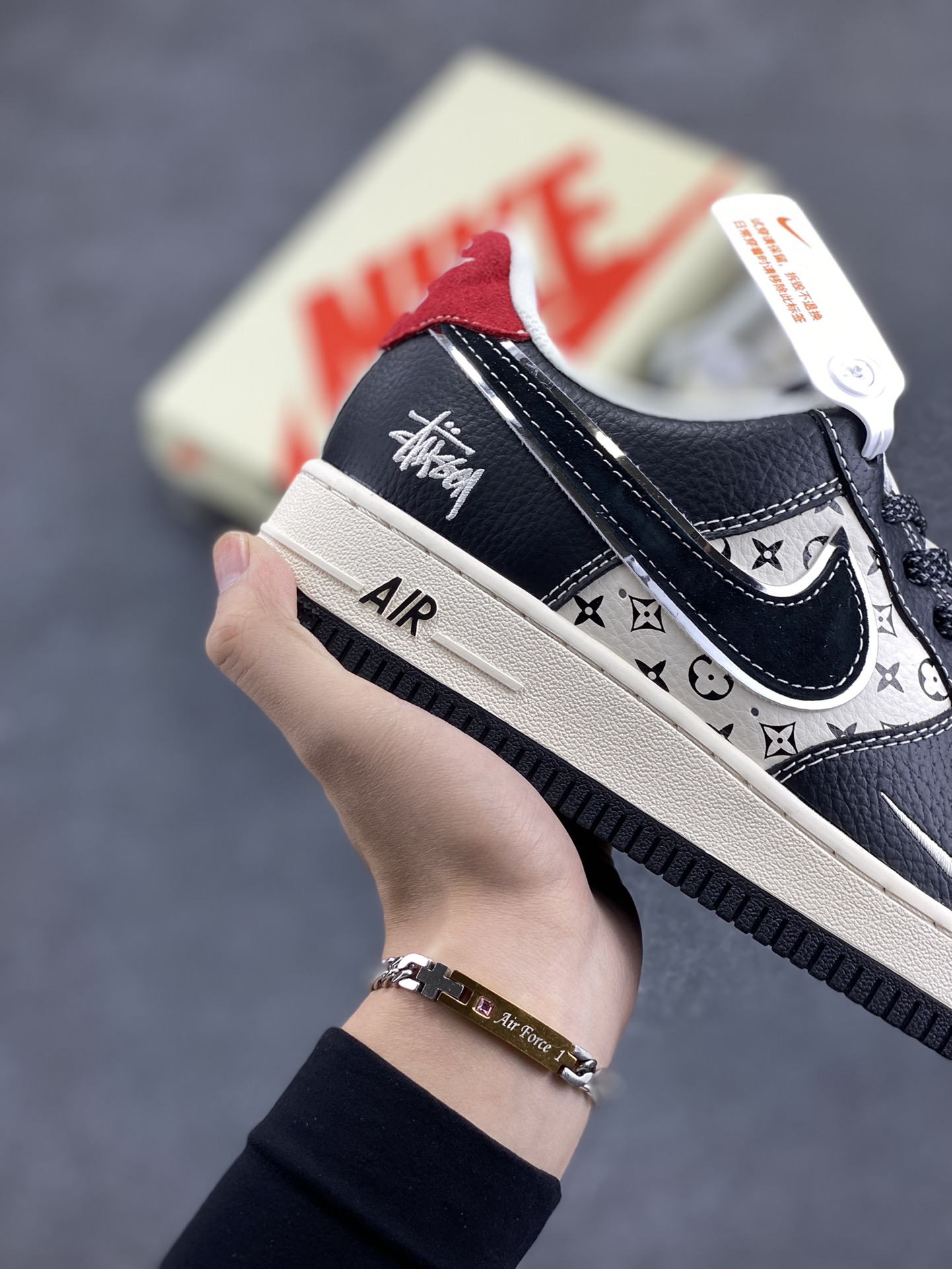 图片[6]-NIke Air Force 1 \’07 Low “斯图西联名–米黑花纹红尾”空军一号 低帮 运动鞋 休闲鞋 折边针车 工艺难度大 原楦头原纸板 原装鞋盒 定制五金配件 内置全掌气垫 原厂鞋底 货号：XZ6188-339 尺码：36 36.5 37.5 38 38.5 39 40 40.5 41 42 42.5 43 44 44.5 45-选品中心