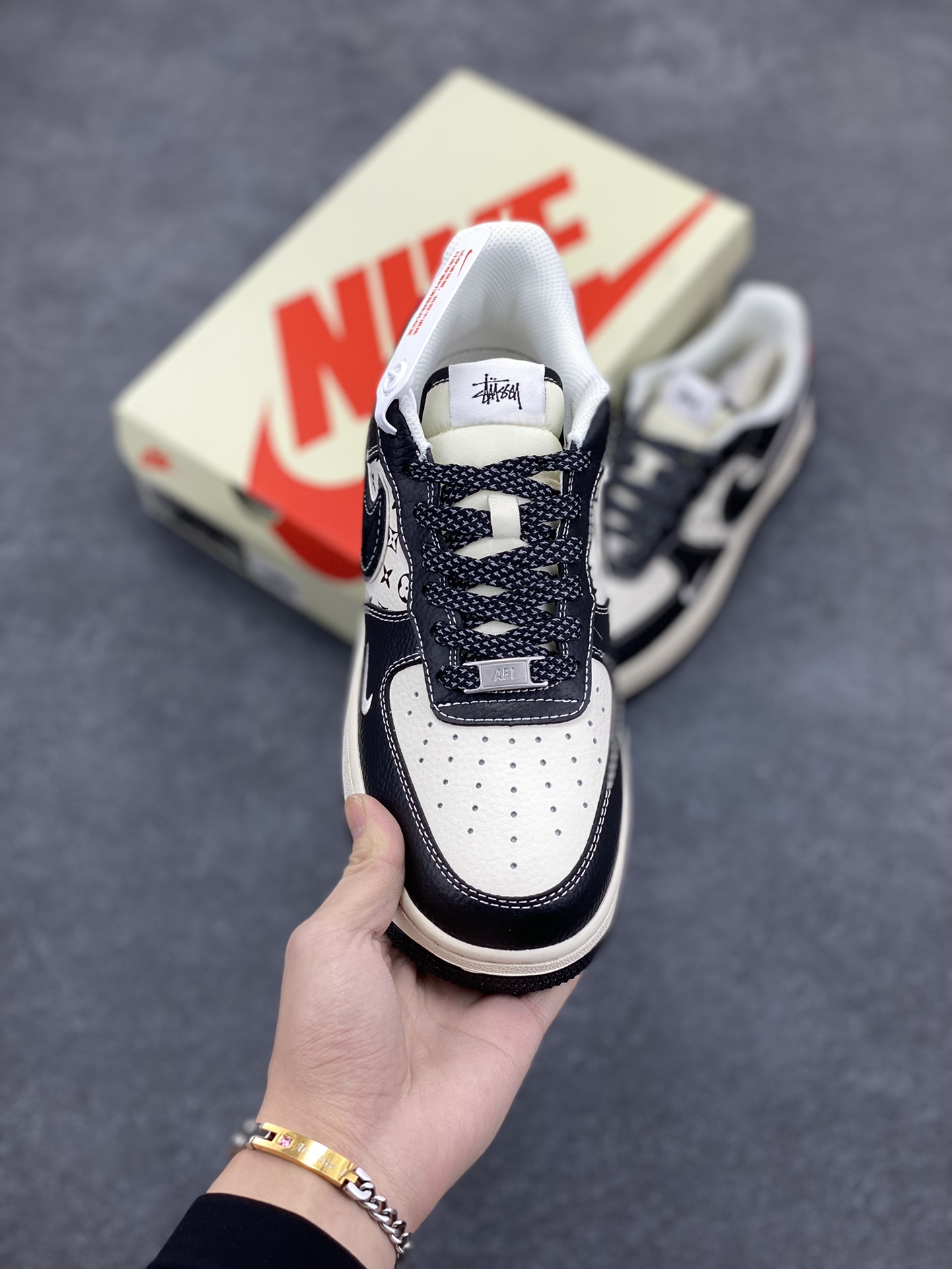 图片[2]-NIke Air Force 1 \’07 Low “斯图西联名–米黑花纹红尾”空军一号 低帮 运动鞋 休闲鞋 折边针车 工艺难度大 原楦头原纸板 原装鞋盒 定制五金配件 内置全掌气垫 原厂鞋底 货号：XZ6188-339 尺码：36 36.5 37.5 38 38.5 39 40 40.5 41 42 42.5 43 44 44.5 45-选品中心