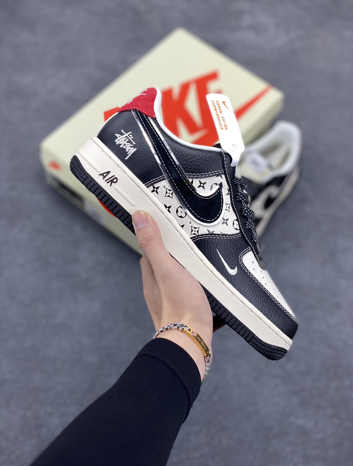 NIke Air Force 1 \’07 Low “斯图西联名–米黑花纹红尾”空军一号 低帮 运动鞋 休闲鞋 折边针车 工艺难度大 原楦头原纸板 原装鞋盒 定制五金配件 内置全掌气垫 原厂鞋底 货号:XZ6188-339 尺码:36 36.5 37.5 38 38.5 39 40 40.5 41 42 42.5 43 44 44.5 45-选品中心