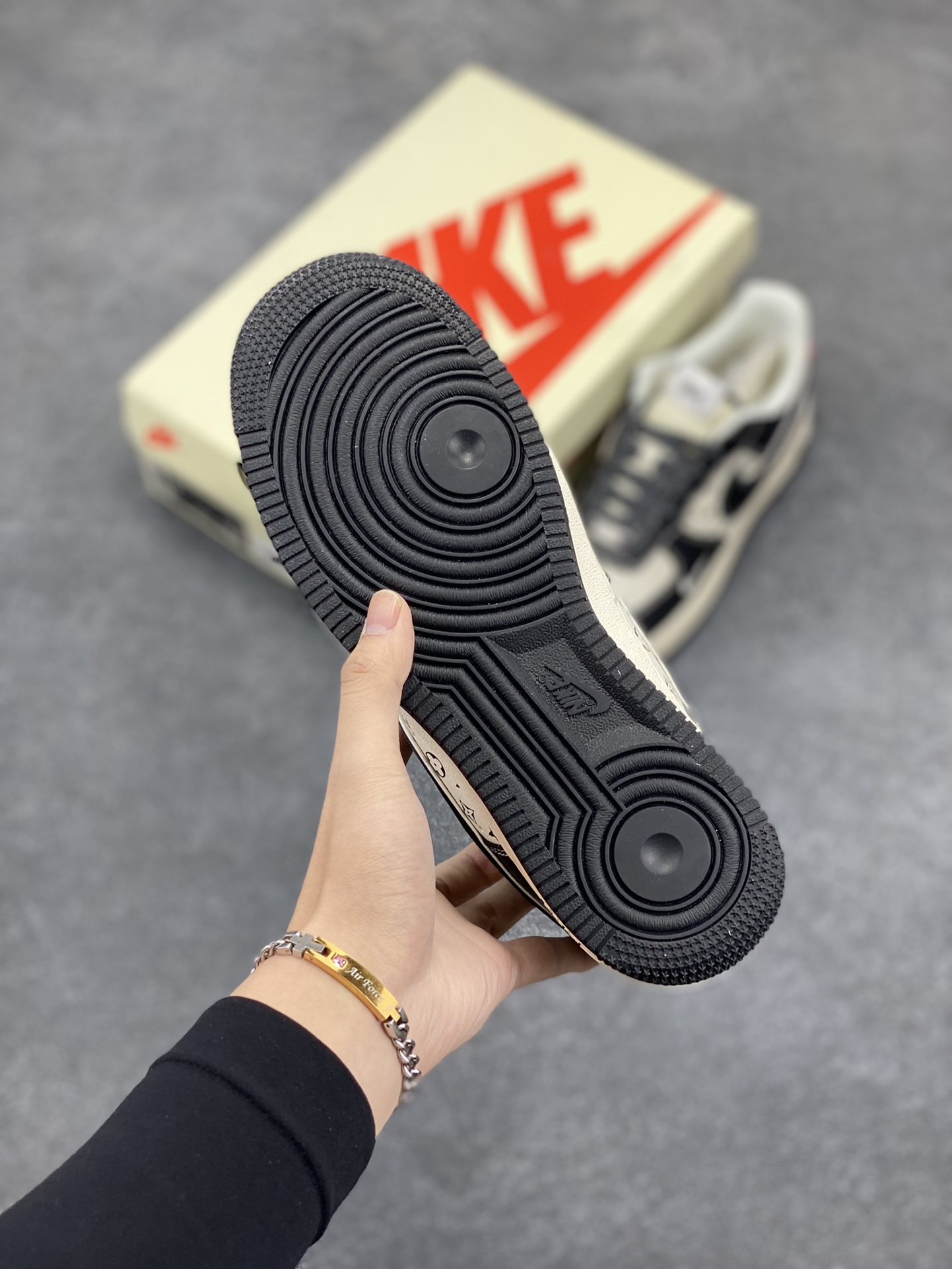 图片[5]-NIke Air Force 1 \’07 Low “斯图西联名–米黑花纹红尾”空军一号 低帮 运动鞋 休闲鞋 折边针车 工艺难度大 原楦头原纸板 原装鞋盒 定制五金配件 内置全掌气垫 原厂鞋底 货号：XZ6188-339 尺码：36 36.5 37.5 38 38.5 39 40 40.5 41 42 42.5 43 44 44.5 45-选品中心