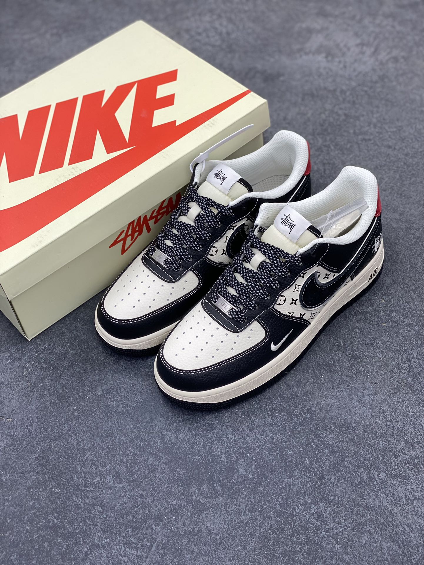 图片[8]-NIke Air Force 1 \’07 Low “斯图西联名–米黑花纹红尾”空军一号 低帮 运动鞋 休闲鞋 折边针车 工艺难度大 原楦头原纸板 原装鞋盒 定制五金配件 内置全掌气垫 原厂鞋底 货号：XZ6188-339 尺码：36 36.5 37.5 38 38.5 39 40 40.5 41 42 42.5 43 44 44.5 45-选品中心