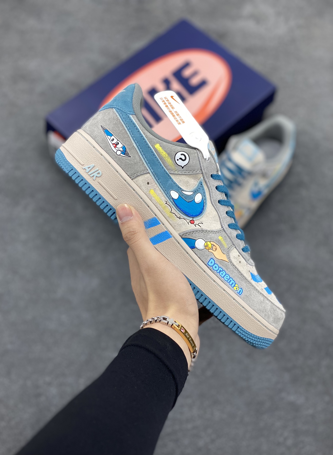 Nk Air Force 1‘07 Low ”Time Machine“ 时光机 空军一号低帮休闲运动板鞋 #在哆啦 A 梦那神奇的四次元口袋里，时光机无疑是最令人心驰神往的宝物之一。它静静地停放在那里，蓝白相间的机身散发着神秘的气息，仿佛在诉说着无数关于过去、现在与未来的故事 货号：ZB2112-666 尺码：36 36.5 37.5 38 38.5 39 40 40.5 41 42 42.5 43 44 44.5 45-选品中心