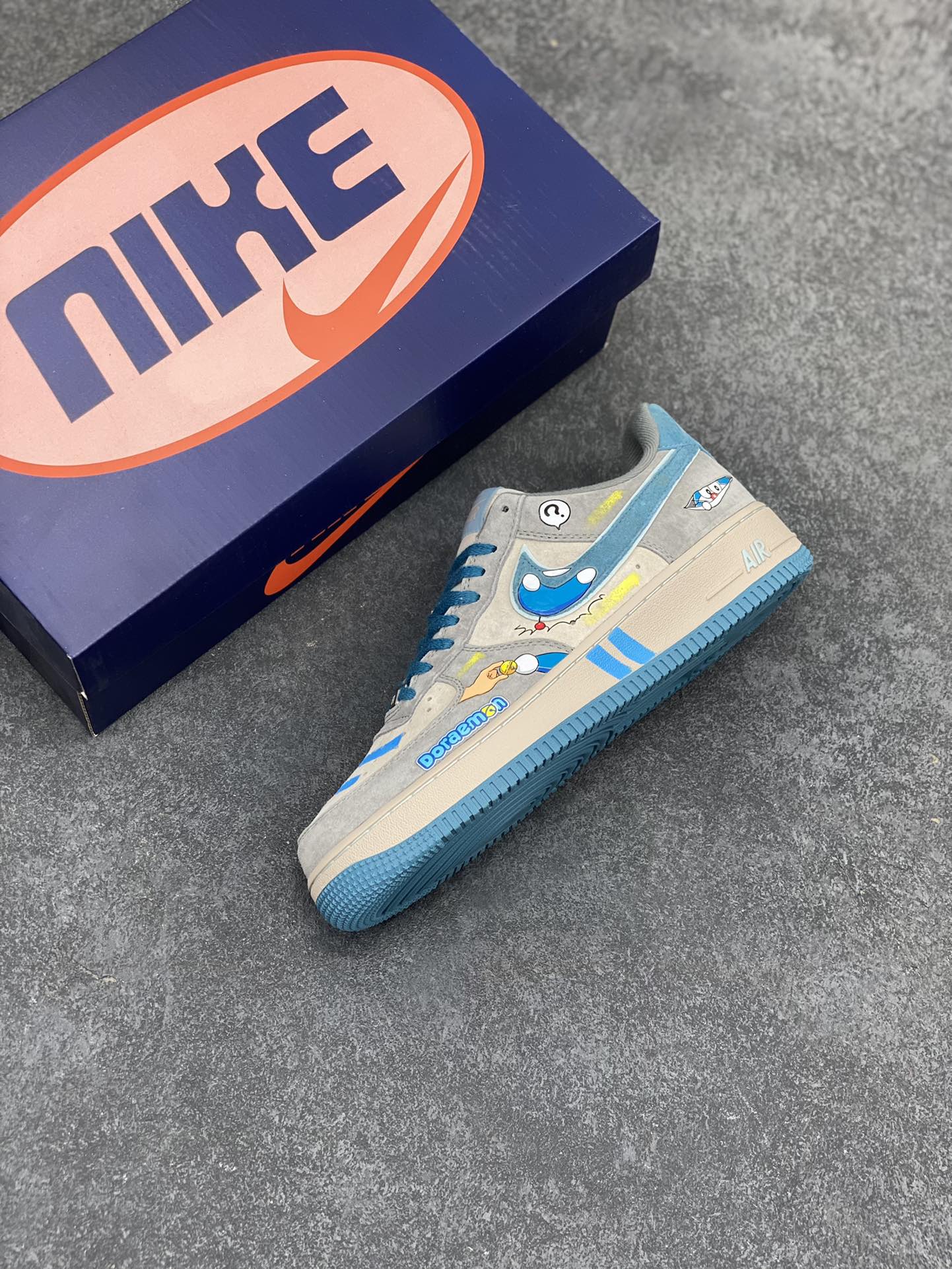 图片[7]-Nk Air Force 1‘07 Low ”Time Machine“ 时光机 空军一号低帮休闲运动板鞋 #在哆啦 A 梦那神奇的四次元口袋里，时光机无疑是最令人心驰神往的宝物之一。它静静地停放在那里，蓝白相间的机身散发着神秘的气息，仿佛在诉说着无数关于过去、现在与未来的故事 货号：ZB2112-666 尺码：36 36.5 37.5 38 38.5 39 40 40.5 41 42 42.5 43 44 44.5 45-选品中心