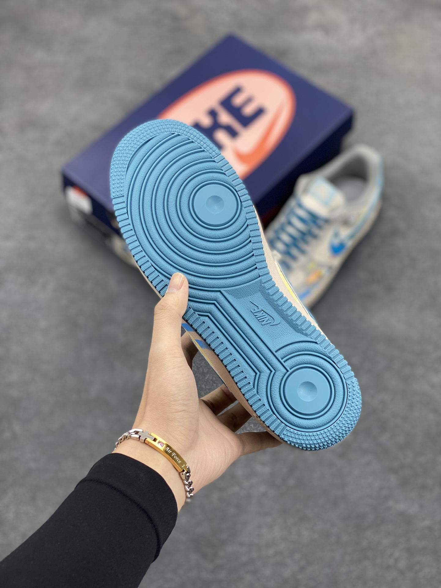 图片[5]-Nk Air Force 1‘07 Low ”Time Machine“ 时光机 空军一号低帮休闲运动板鞋 #在哆啦 A 梦那神奇的四次元口袋里，时光机无疑是最令人心驰神往的宝物之一。它静静地停放在那里，蓝白相间的机身散发着神秘的气息，仿佛在诉说着无数关于过去、现在与未来的故事 货号：ZB2112-666 尺码：36 36.5 37.5 38 38.5 39 40 40.5 41 42 42.5 43 44 44.5 45-选品中心