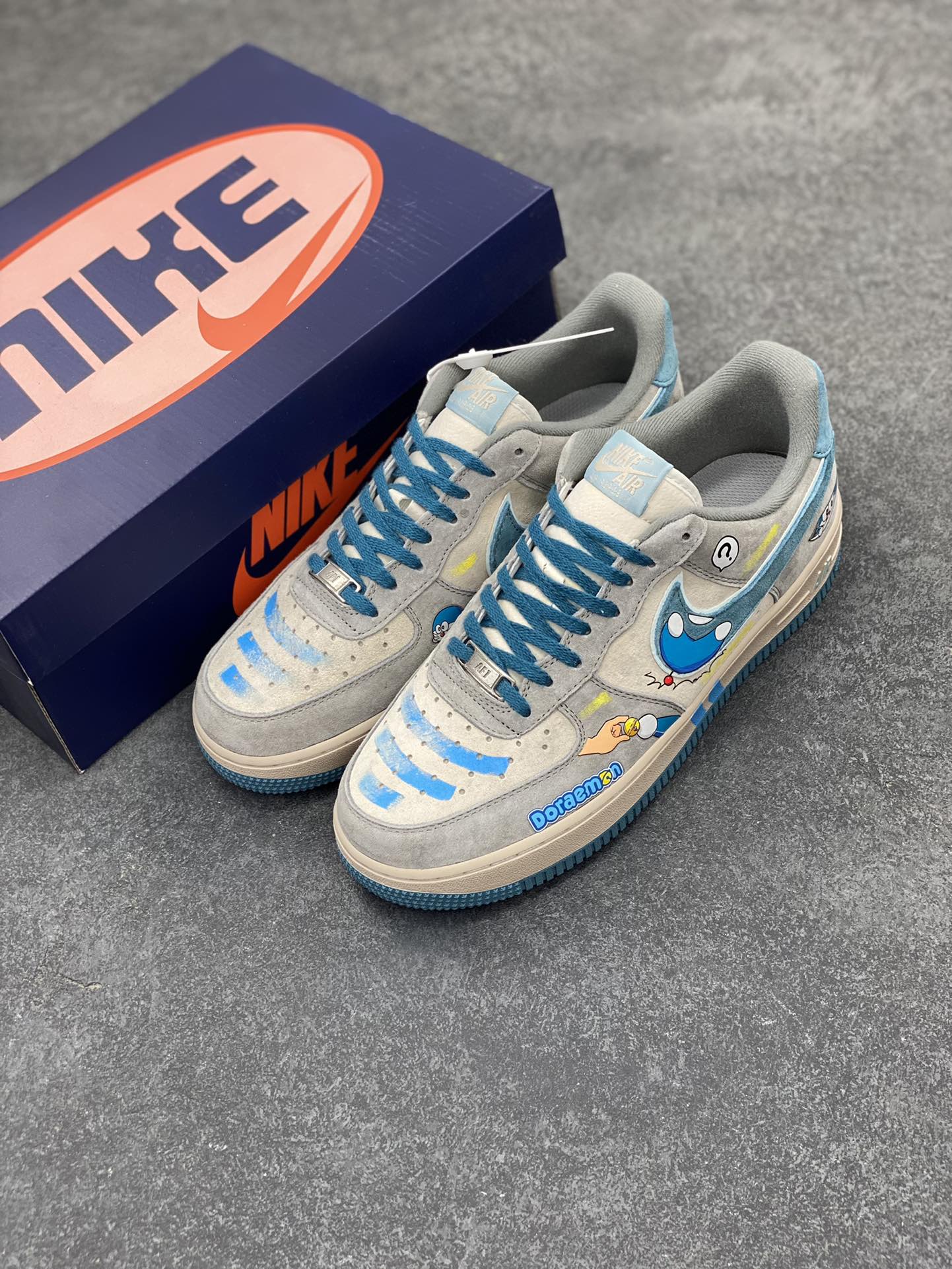 图片[8]-Nk Air Force 1‘07 Low ”Time Machine“ 时光机 空军一号低帮休闲运动板鞋 #在哆啦 A 梦那神奇的四次元口袋里，时光机无疑是最令人心驰神往的宝物之一。它静静地停放在那里，蓝白相间的机身散发着神秘的气息，仿佛在诉说着无数关于过去、现在与未来的故事 货号：ZB2112-666 尺码：36 36.5 37.5 38 38.5 39 40 40.5 41 42 42.5 43 44 44.5 45-选品中心