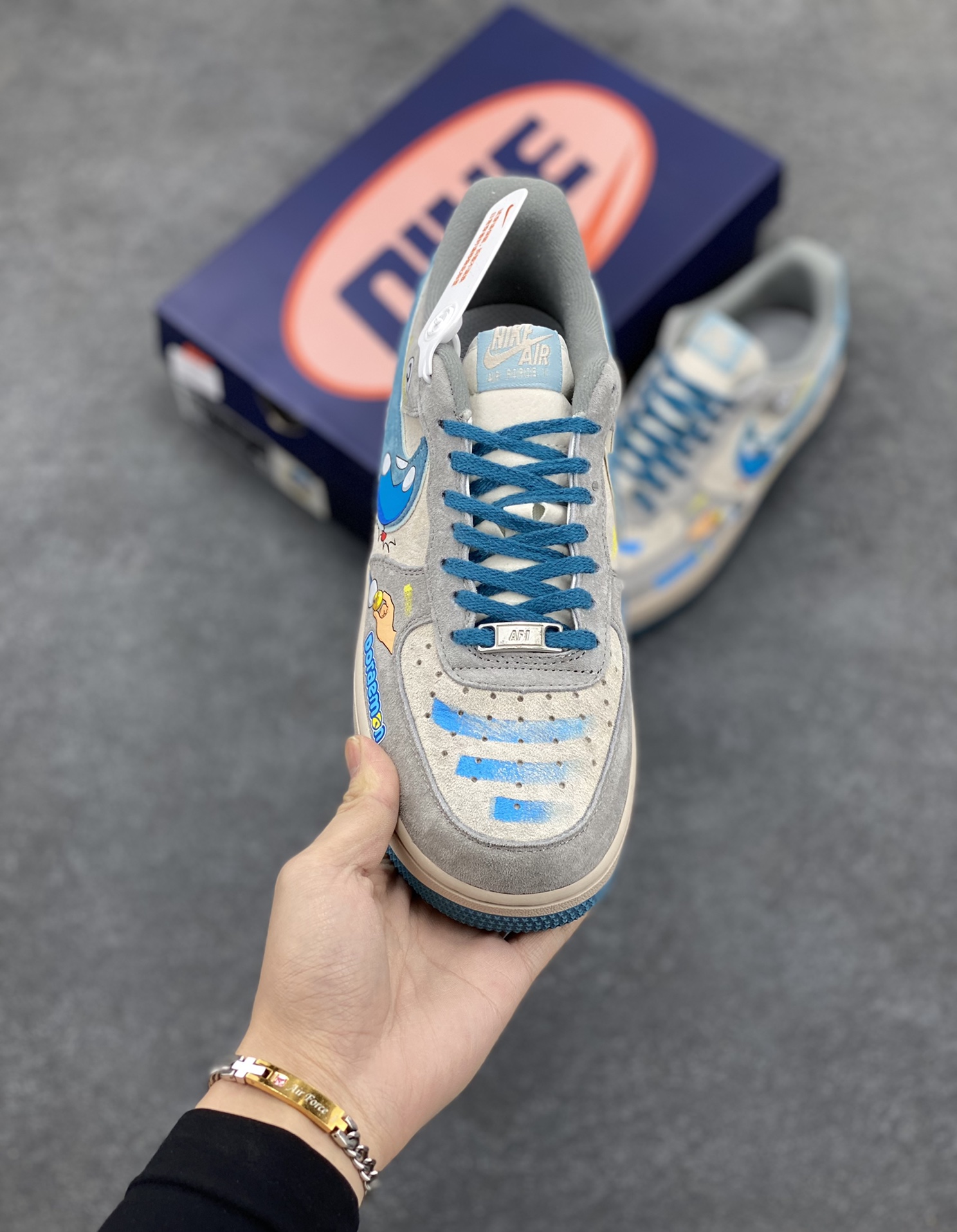 图片[2]-Nk Air Force 1‘07 Low ”Time Machine“ 时光机 空军一号低帮休闲运动板鞋 #在哆啦 A 梦那神奇的四次元口袋里，时光机无疑是最令人心驰神往的宝物之一。它静静地停放在那里，蓝白相间的机身散发着神秘的气息，仿佛在诉说着无数关于过去、现在与未来的故事 货号：ZB2112-666 尺码：36 36.5 37.5 38 38.5 39 40 40.5 41 42 42.5 43 44 44.5 45-选品中心