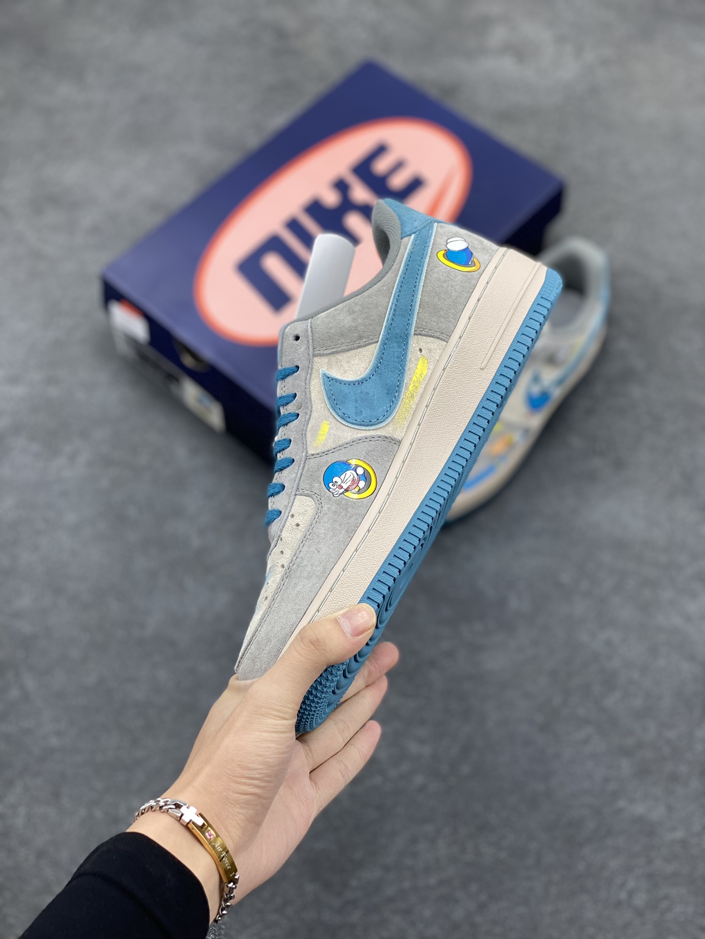 图片[3]-Nk Air Force 1‘07 Low ”Time Machine“ 时光机 空军一号低帮休闲运动板鞋 #在哆啦 A 梦那神奇的四次元口袋里，时光机无疑是最令人心驰神往的宝物之一。它静静地停放在那里，蓝白相间的机身散发着神秘的气息，仿佛在诉说着无数关于过去、现在与未来的故事 货号：ZB2112-666 尺码：36 36.5 37.5 38 38.5 39 40 40.5 41 42 42.5 43 44 44.5 45-选品中心