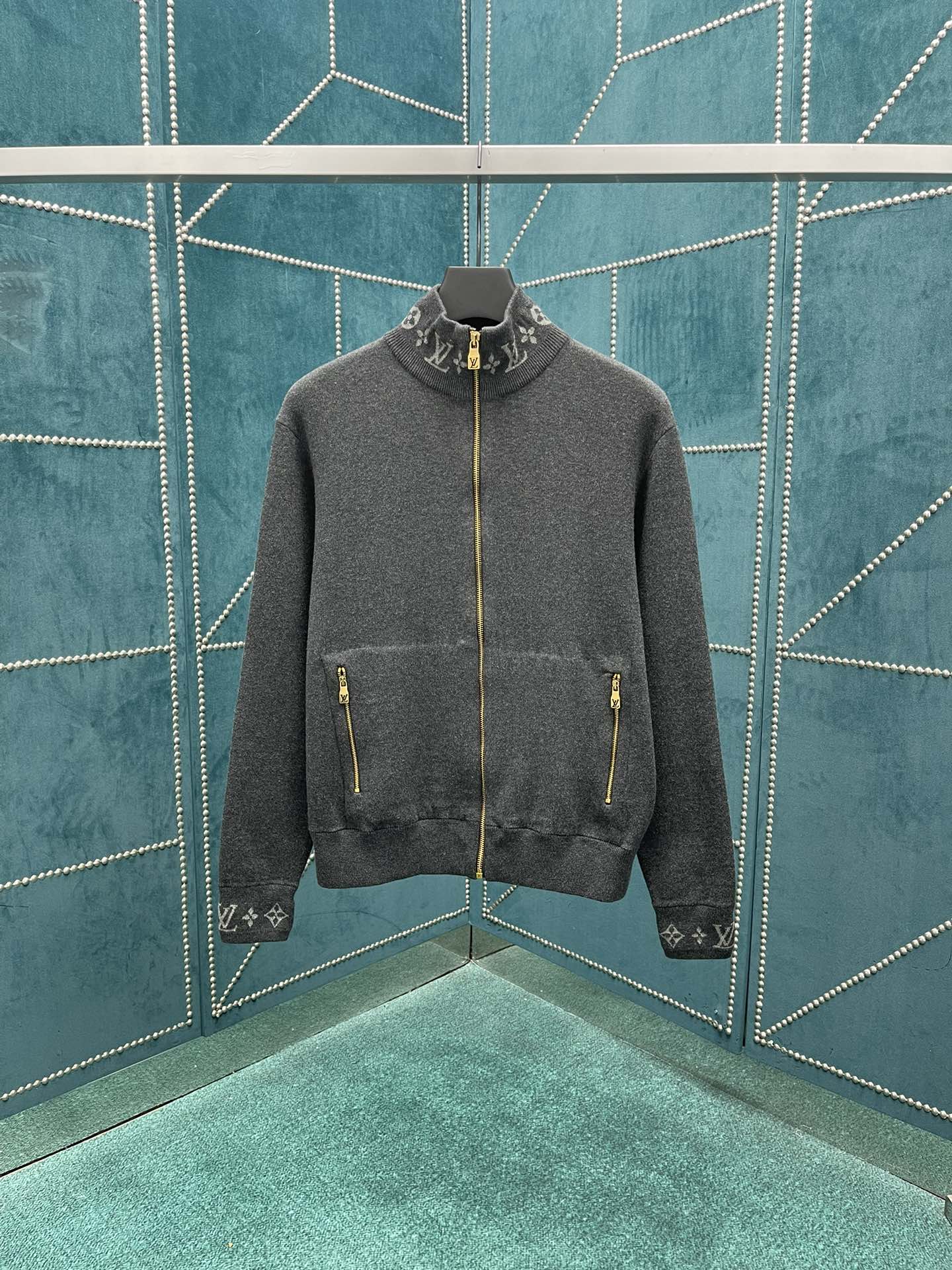 驴家 新款绵羊毛束腰夹克以双面针织塑造简约廓形，为衣领和袖口点缀 Monogram 提花，再搭配柔软棉质