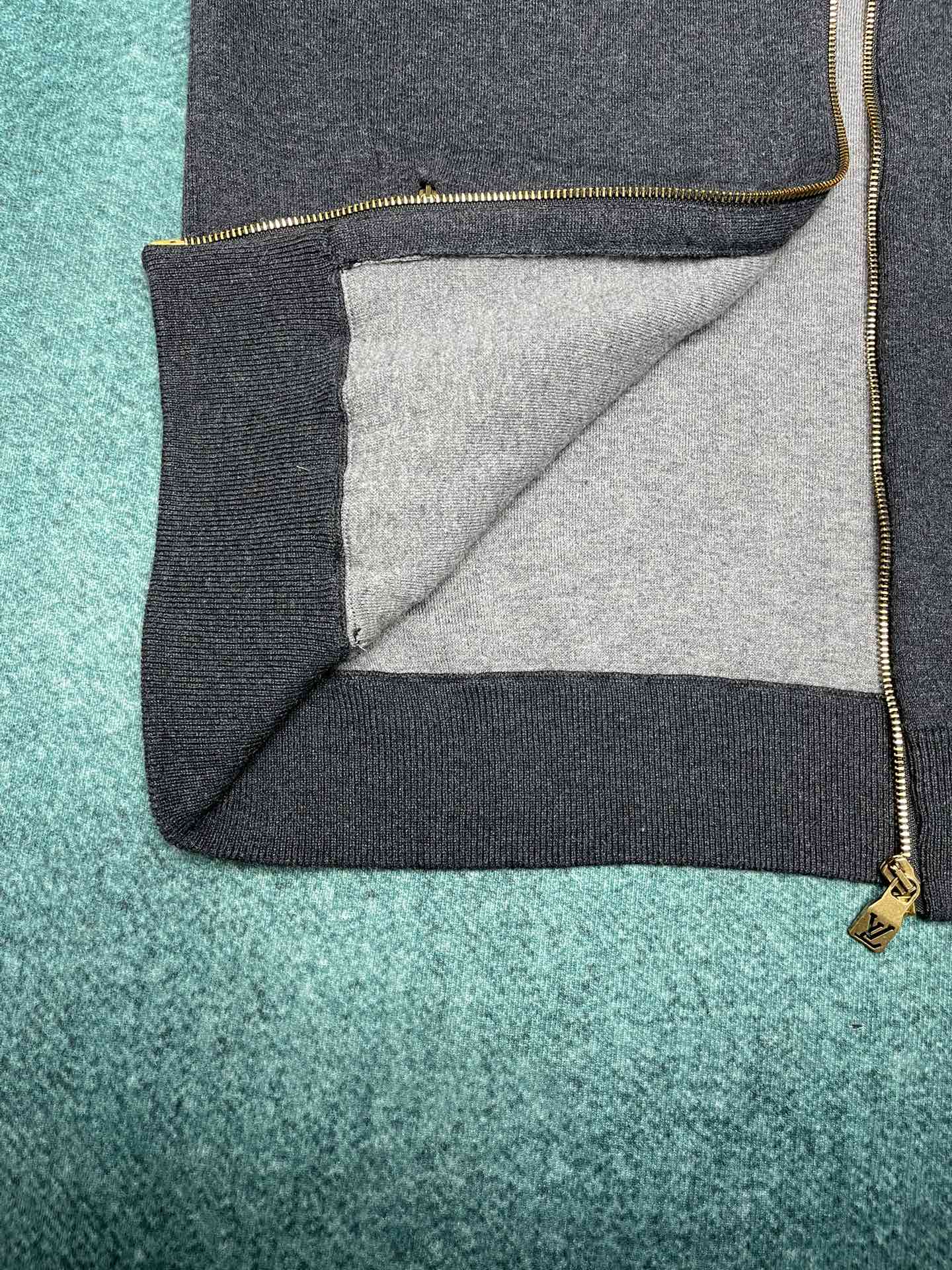 驴家 新款绵羊毛束腰夹克以双面针织塑造简约廓形，为衣领和袖口点缀 Monogram 提花，再搭配柔软棉质