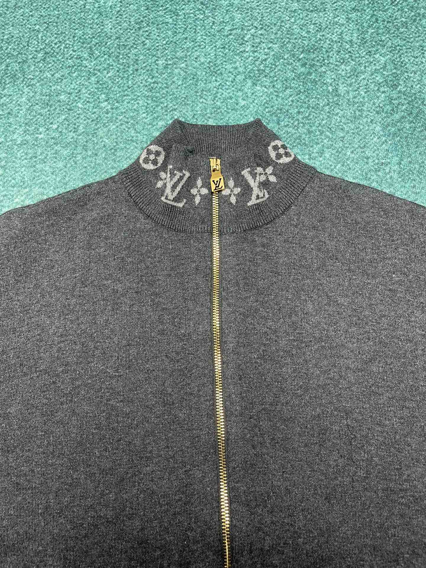 驴家 新款绵羊毛束腰夹克以双面针织塑造简约廓形，为衣领和袖口点缀 Monogram 提花，再搭配柔软棉质