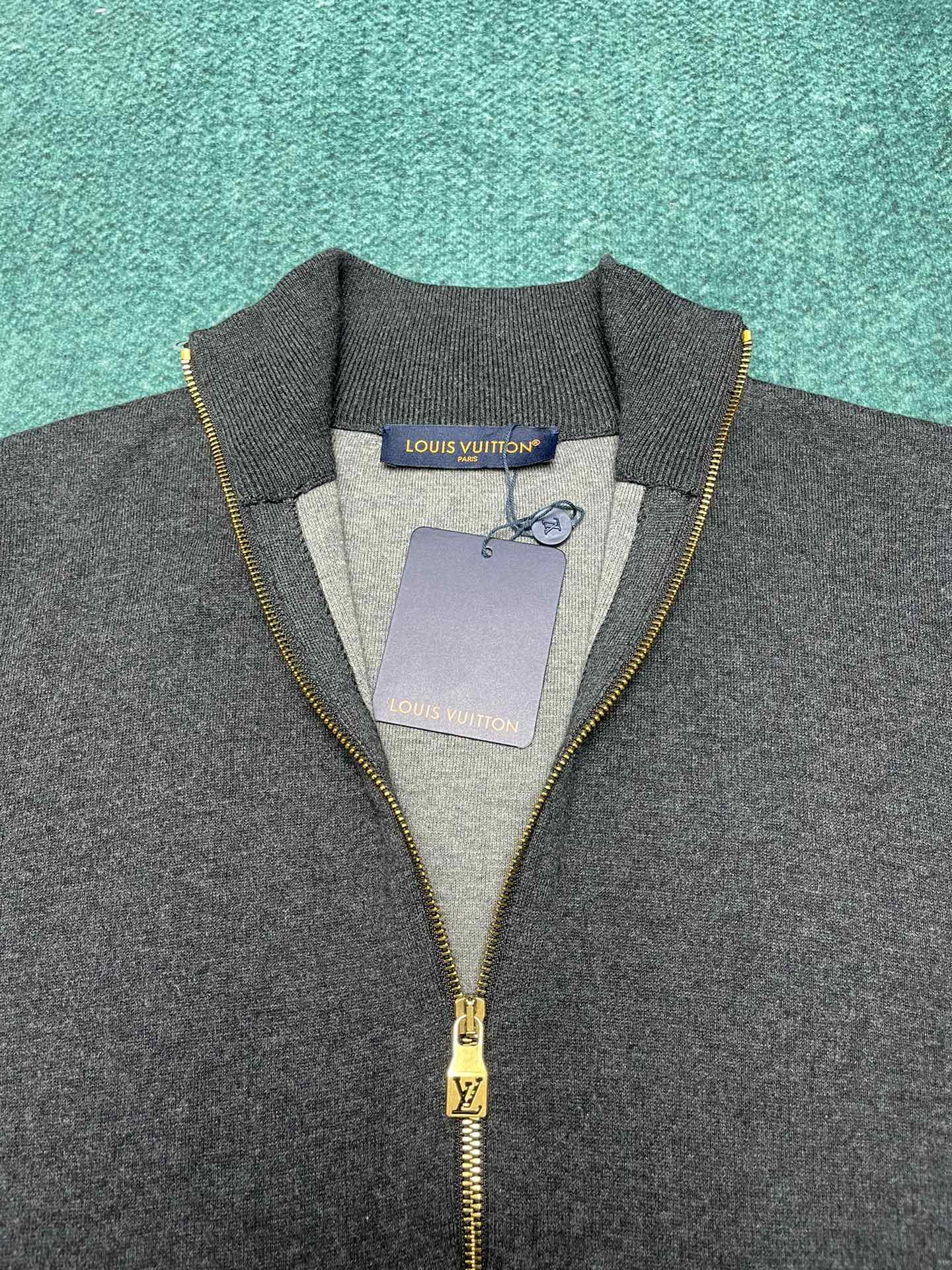 驴家 新款绵羊毛束腰夹克以双面针织塑造简约廓形，为衣领和袖口点缀 Monogram 提花，再搭配柔软棉质