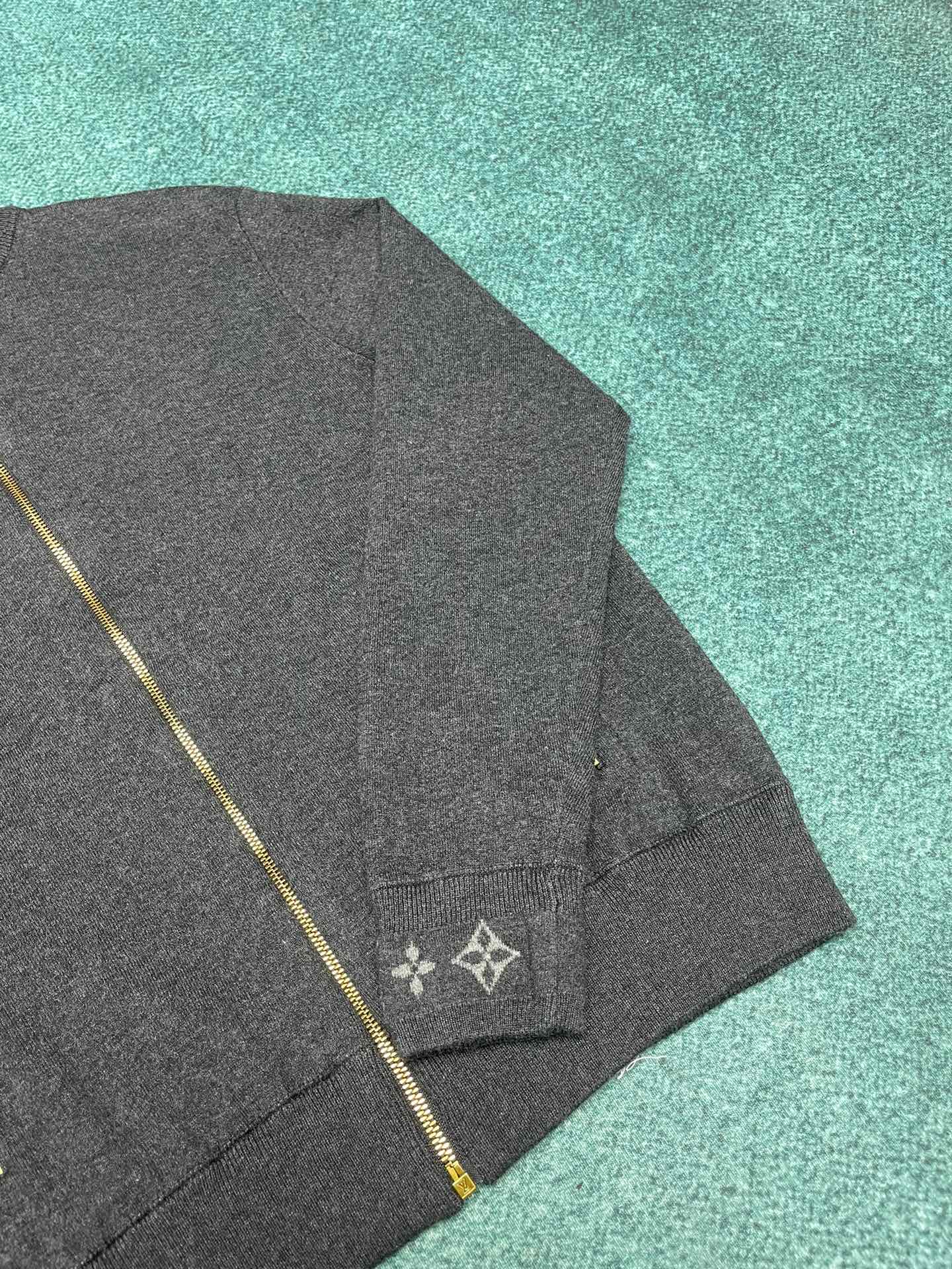 驴家 新款绵羊毛束腰夹克以双面针织塑造简约廓形，为衣领和袖口点缀 Monogram 提花，再搭配柔软棉质