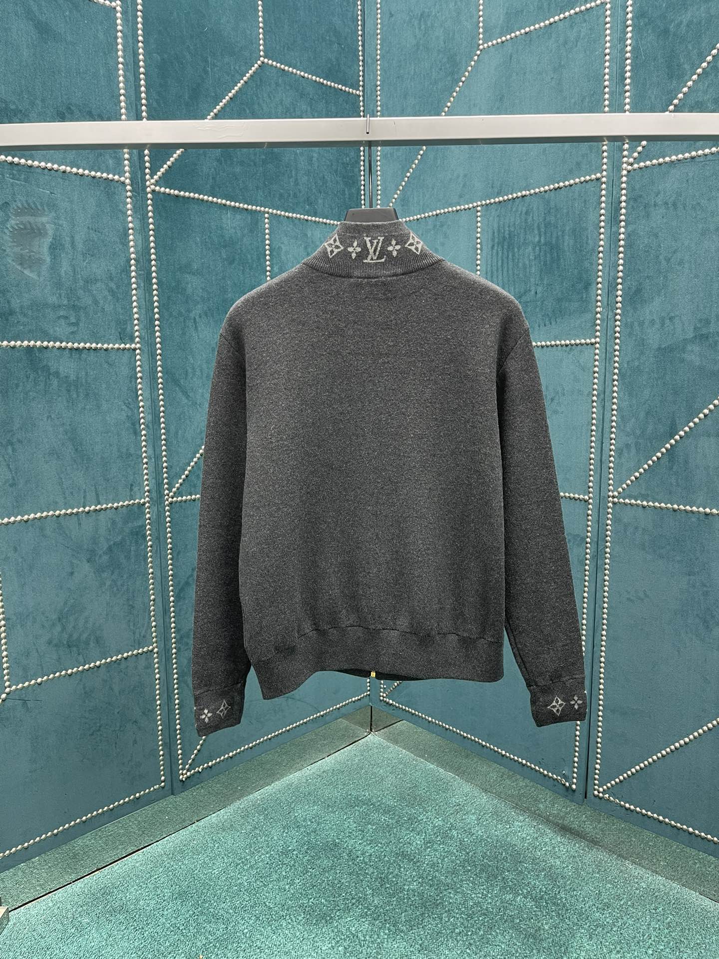 驴家 新款绵羊毛束腰夹克以双面针织塑造简约廓形，为衣领和袖口点缀 Monogram 提花，再搭配柔软棉质