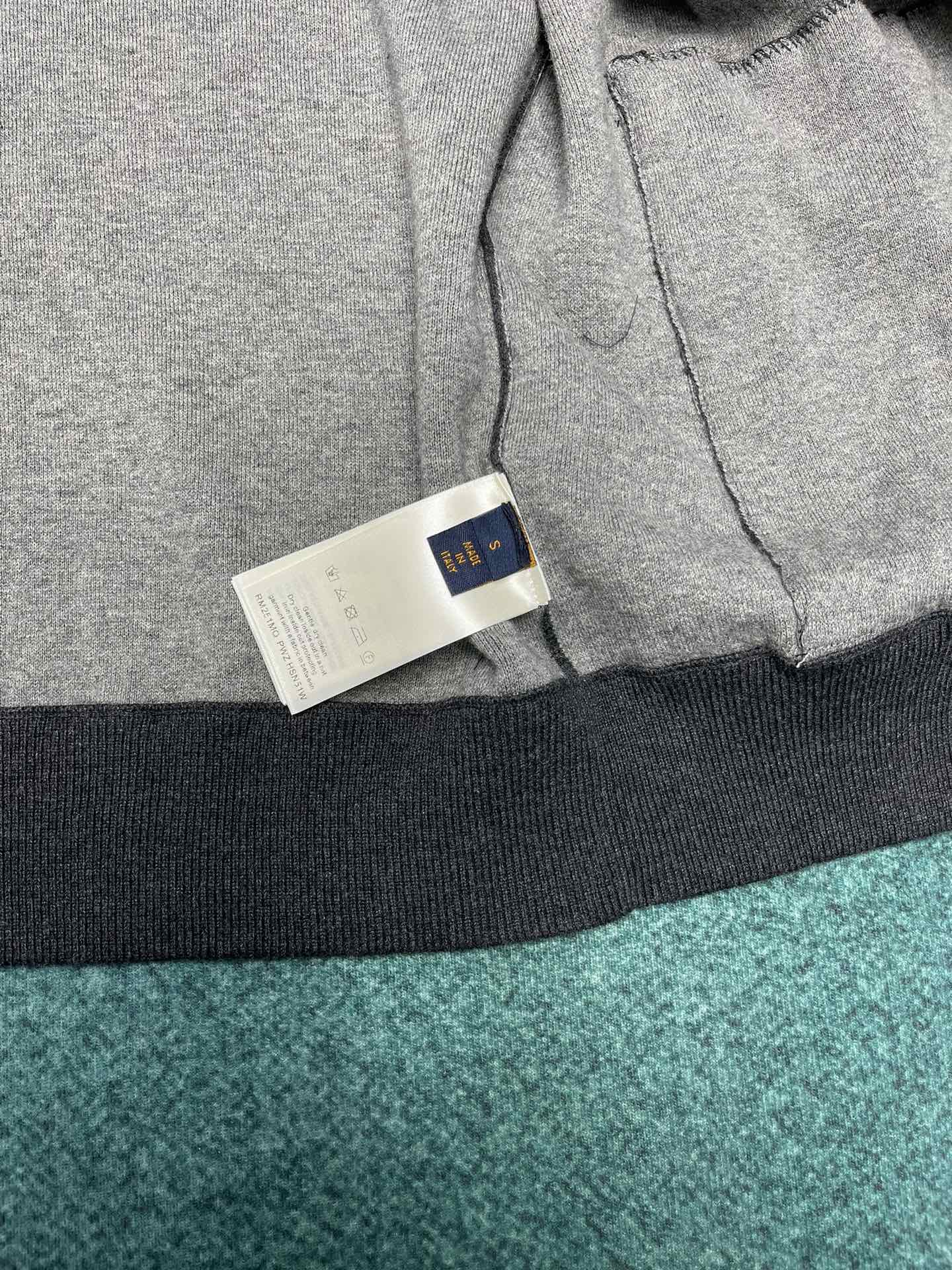 驴家 新款绵羊毛束腰夹克以双面针织塑造简约廓形，为衣领和袖口点缀 Monogram 提花，再搭配柔软棉质