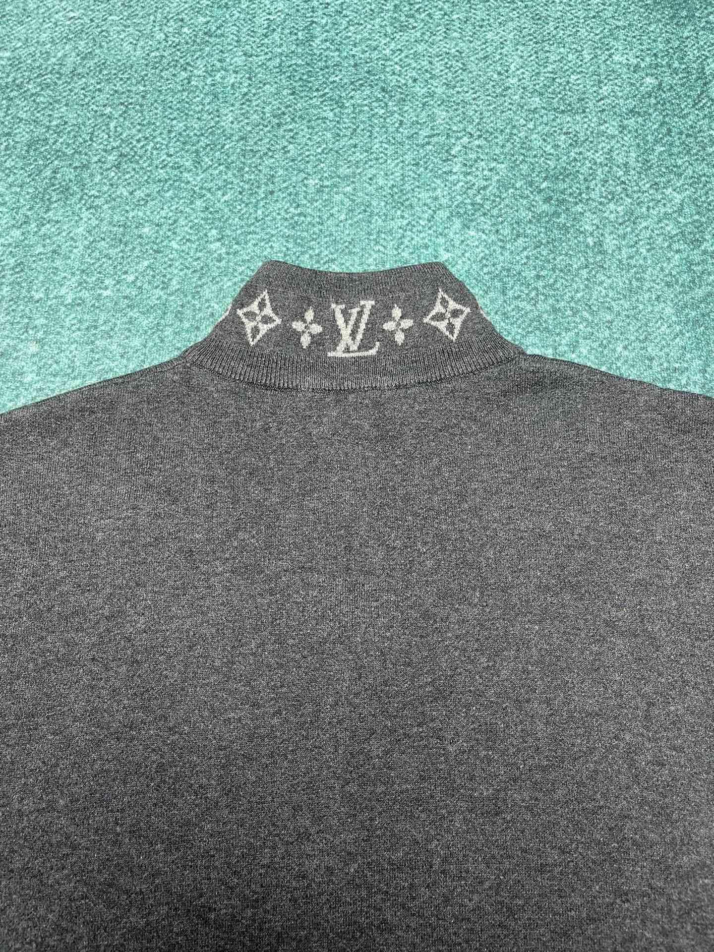 驴家 新款绵羊毛束腰夹克以双面针织塑造简约廓形，为衣领和袖口点缀 Monogram 提花，再搭配柔软棉质