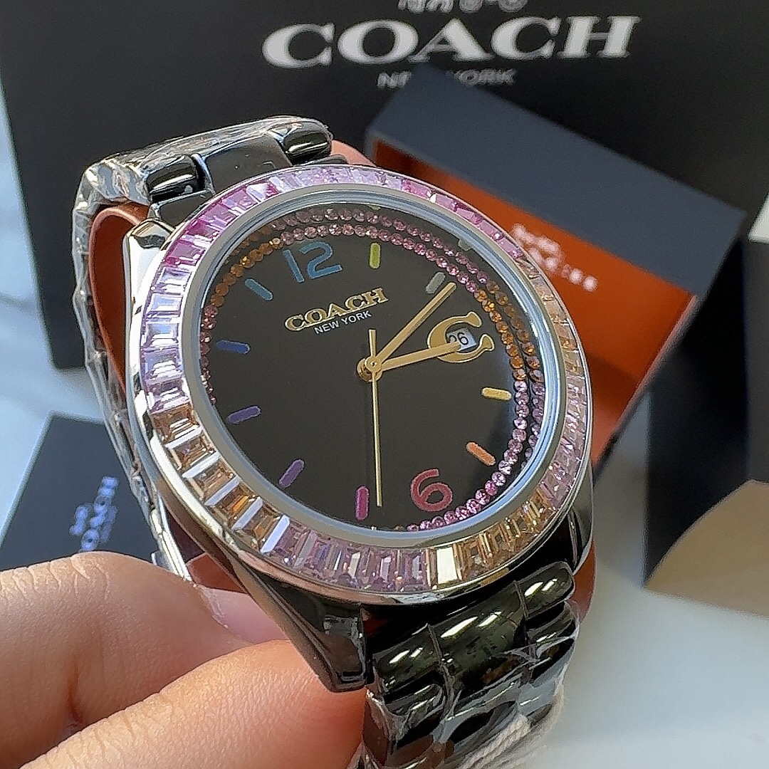 批💰260配盒
独家首发！COACH蔻驰PREYSON系列腕表 陶瓷表带 型号：14504018.(黑色)为定制款，独家发售，简约时尚在创意表盘上搭配混合彩色 表圈镶嵌长形彩虹色水晶璀璨点缀 闪耀出优雅光芒 七彩渐变时标和3点位Logo C日历视窗 独具视觉美感 典雅而精致 轻奢又不失时尚潮范 有着不一样的温柔气质。30米生活防水，尺寸：38/10mm.配全套包装.