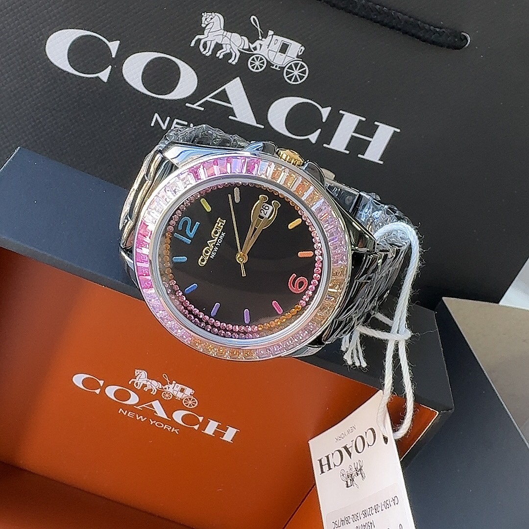 批💰260配盒
独家首发！COACH蔻驰PREYSON系列腕表 陶瓷表带 型号：14504018.(黑色)为定制款，独家发售，简约时尚在创意表盘上搭配混合彩色 表圈镶嵌长形彩虹色水晶璀璨点缀 闪耀出优雅光芒 七彩渐变时标和3点位Logo C日历视窗 独具视觉美感 典雅而精致 轻奢又不失时尚潮范 有着不一样的温柔气质。30米生活防水，尺寸：38/10mm.配全套包装.