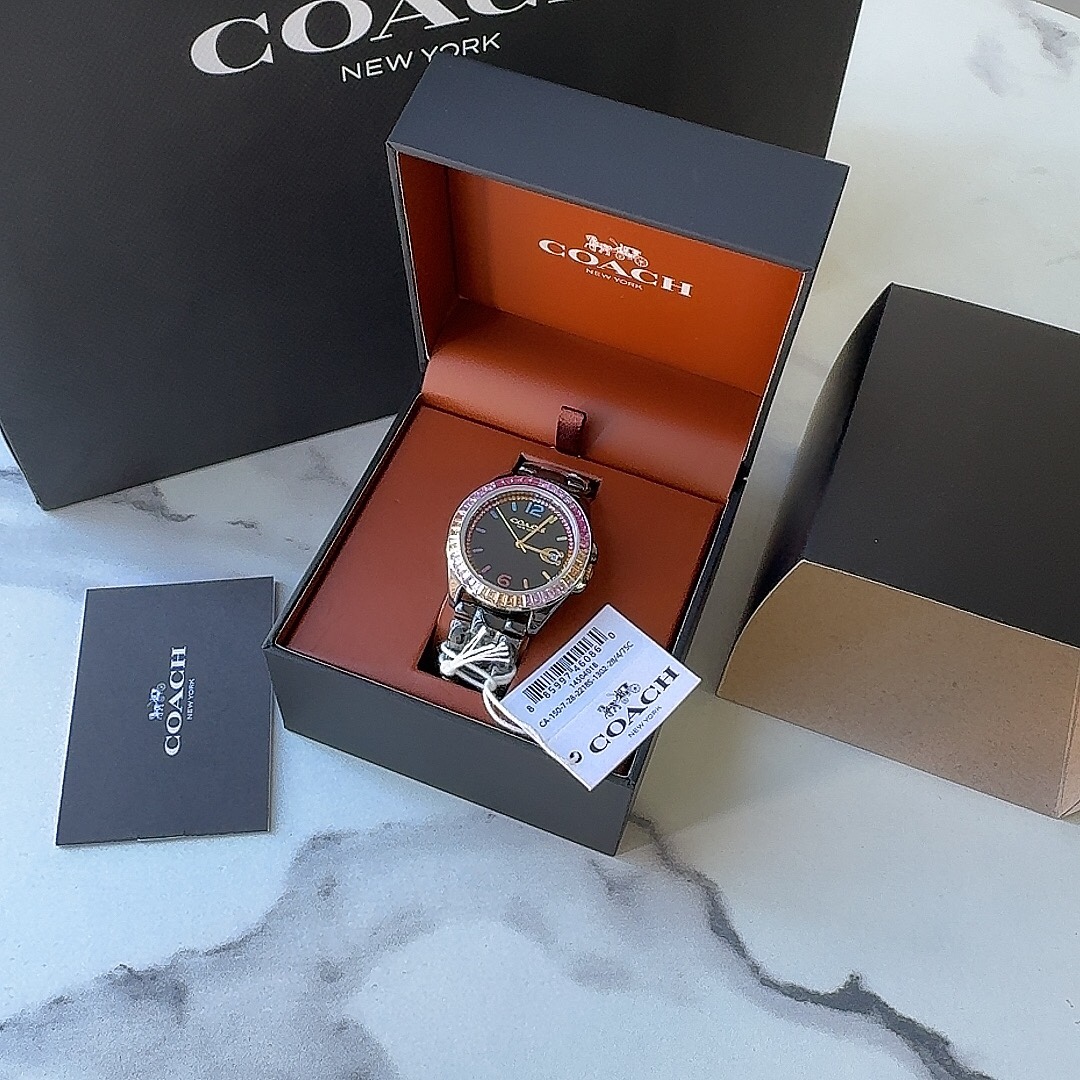 批💰260配盒
独家首发！COACH蔻驰PREYSON系列腕表 陶瓷表带 型号：14504018.(黑色)为定制款，独家发售，简约时尚在创意表盘上搭配混合彩色 表圈镶嵌长形彩虹色水晶璀璨点缀 闪耀出优雅光芒 七彩渐变时标和3点位Logo C日历视窗 独具视觉美感 典雅而精致 轻奢又不失时尚潮范 有着不一样的温柔气质。30米生活防水，尺寸：38/10mm.配全套包装.