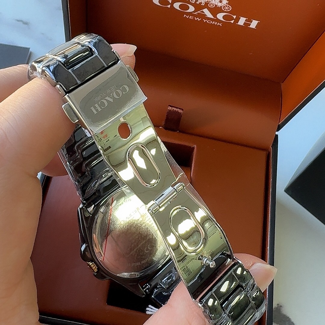 批💰260配盒
独家首发！COACH蔻驰PREYSON系列腕表 陶瓷表带 型号：14504018.(黑色)为定制款，独家发售，简约时尚在创意表盘上搭配混合彩色 表圈镶嵌长形彩虹色水晶璀璨点缀 闪耀出优雅光芒 七彩渐变时标和3点位Logo C日历视窗 独具视觉美感 典雅而精致 轻奢又不失时尚潮范 有着不一样的温柔气质。30米生活防水，尺寸：38/10mm.配全套包装.