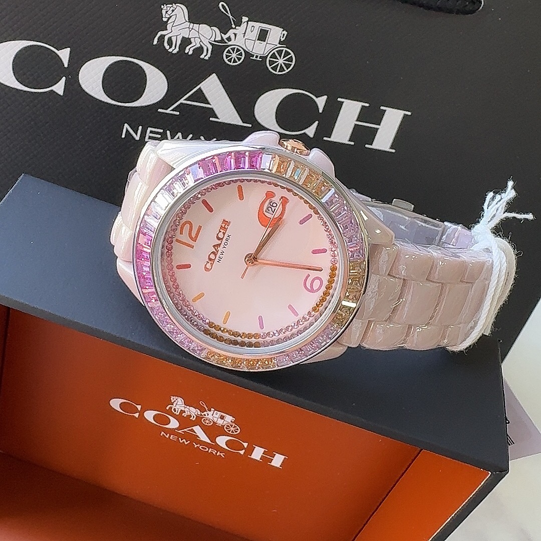 批💰260配盒
独家首发！COACH蔻驰PREYSON系列腕表 陶瓷表带 型号：14504020粉色，简约时尚在创意表盘上搭配混合彩色 表圈镶嵌长形彩虹色水晶璀璨点缀 闪耀出优雅光芒 七彩渐变时标和3点位Logo C日历视窗 独具视觉美感 典雅而精致 轻奢又不失时尚潮范 有着不一样的温柔气质。30米生活防水，尺寸：38/10mm.配全套包装.