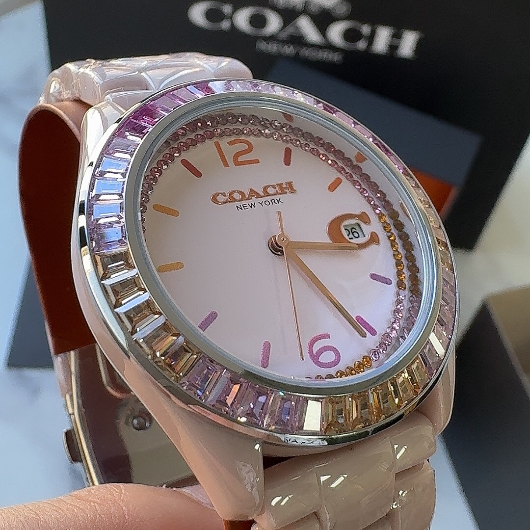 批💰260配盒
独家首发！COACH蔻驰PREYSON系列腕表 陶瓷表带 型号：14504020粉色，简约时尚在创意表盘上搭配混合彩色 表圈镶嵌长形彩虹色水晶璀璨点缀 闪耀出优雅光芒 七彩渐变时标和3点位Logo C日历视窗 独具视觉美感 典雅而精致 轻奢又不失时尚潮范 有着不一样的温柔气质。30米生活防水，尺寸：38/10mm.配全套包装.