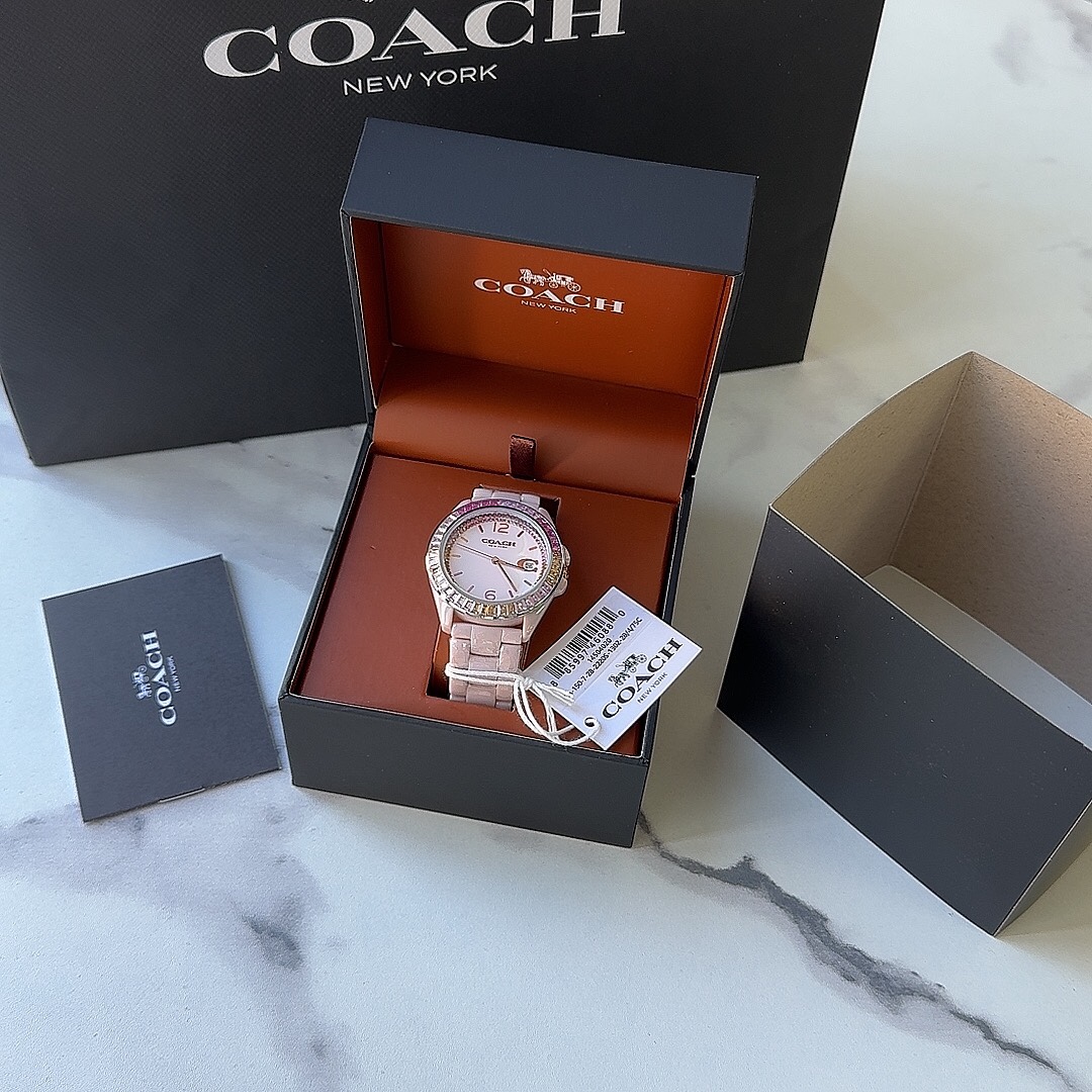批💰260配盒
独家首发！COACH蔻驰PREYSON系列腕表 陶瓷表带 型号：14504020粉色，简约时尚在创意表盘上搭配混合彩色 表圈镶嵌长形彩虹色水晶璀璨点缀 闪耀出优雅光芒 七彩渐变时标和3点位Logo C日历视窗 独具视觉美感 典雅而精致 轻奢又不失时尚潮范 有着不一样的温柔气质。30米生活防水，尺寸：38/10mm.配全套包装.
