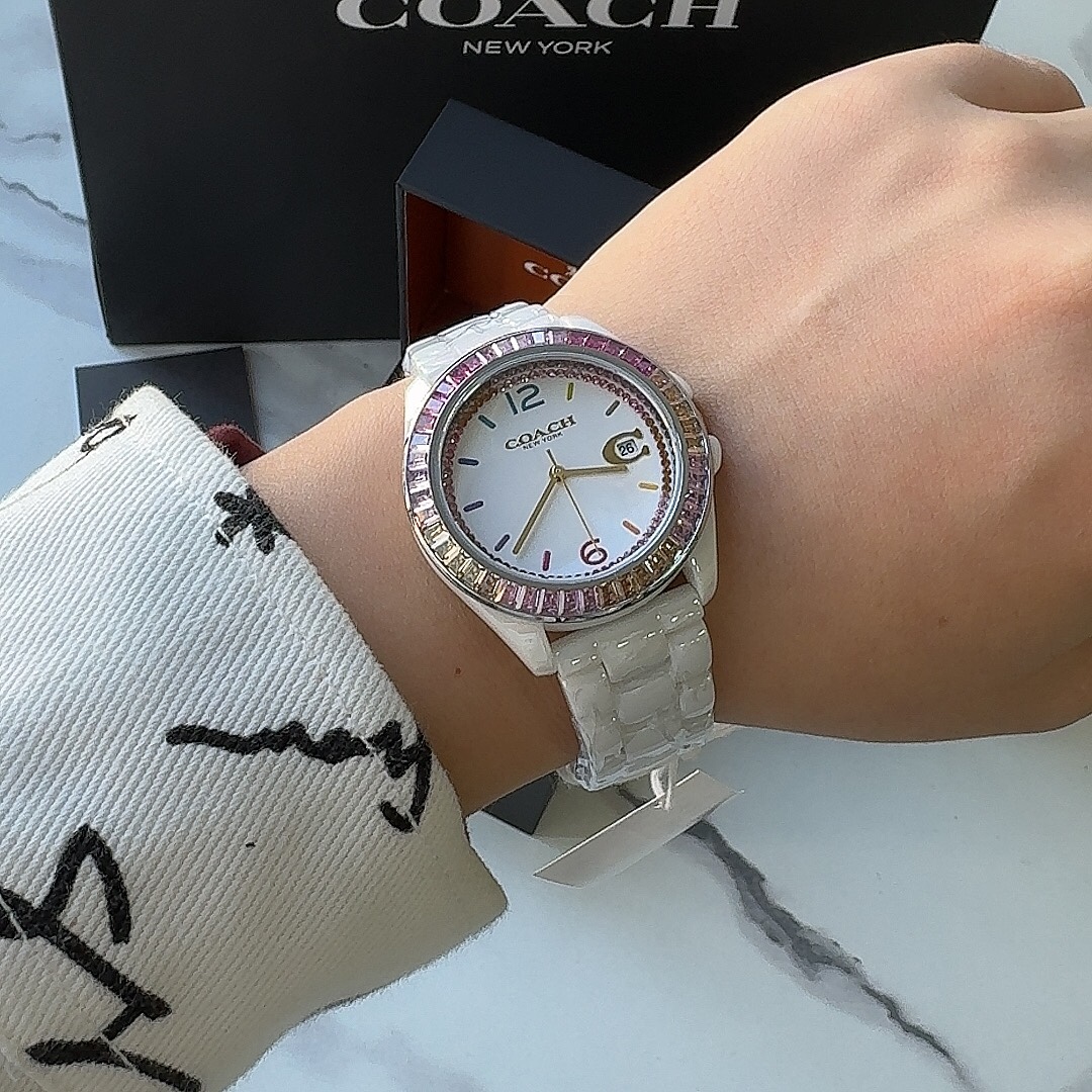 批💰260配盒
独家首发！COACH蔻驰PREYSON系列腕表 陶瓷表带 型号：14504019/白色为定制款，简约时尚在创意表盘上搭配混合彩色 表圈镶嵌长形彩虹色水晶璀璨点缀 闪耀出优雅光芒 七彩渐变时标和3点位Logo C日历视窗 独具视觉美感 典雅而精致 轻奢又不失时尚潮范 有着不一样的温柔气质。30米生活防水，尺寸：38/10mm.配全套包装.