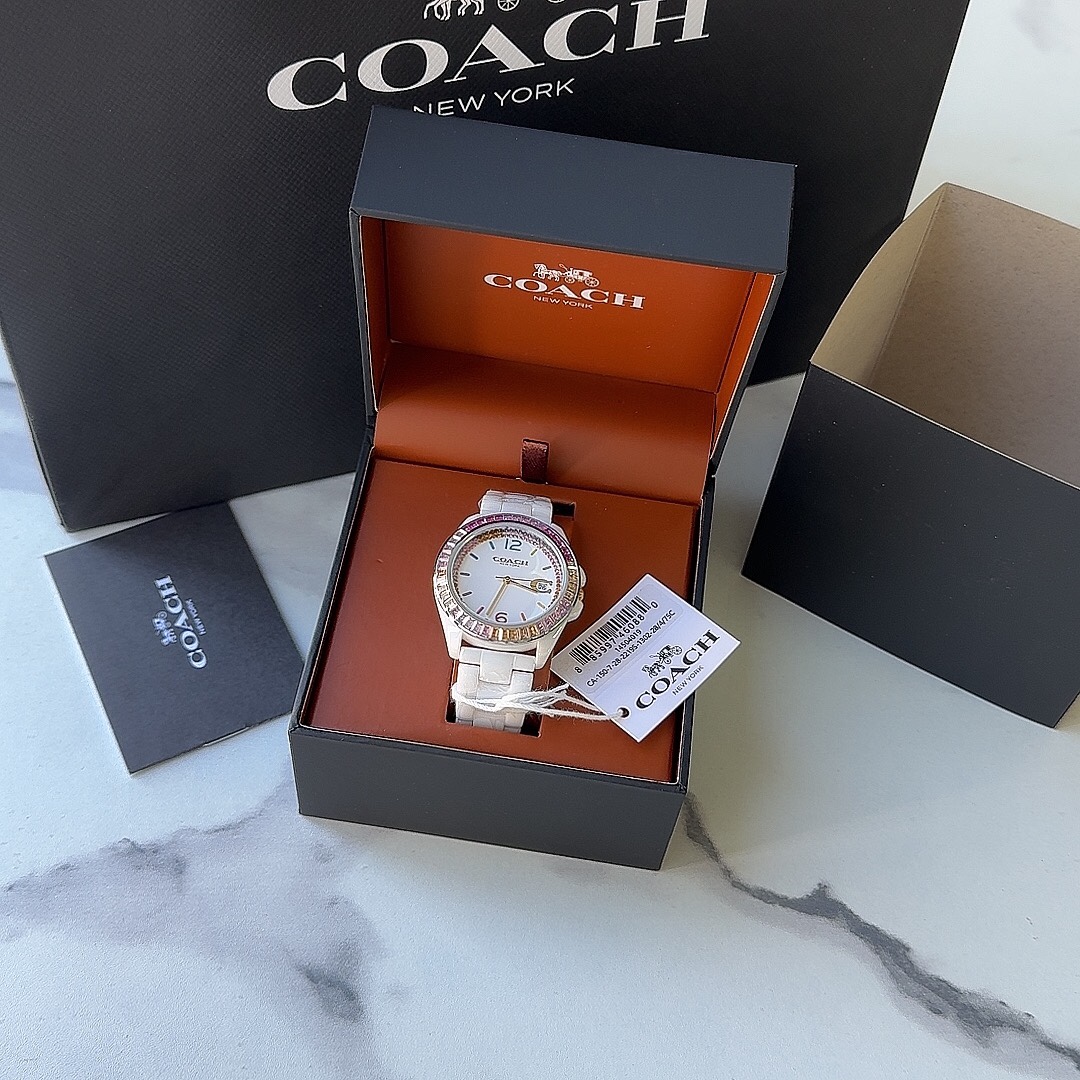 批💰260配盒
独家首发！COACH蔻驰PREYSON系列腕表 陶瓷表带 型号：14504019/白色为定制款，简约时尚在创意表盘上搭配混合彩色 表圈镶嵌长形彩虹色水晶璀璨点缀 闪耀出优雅光芒 七彩渐变时标和3点位Logo C日历视窗 独具视觉美感 典雅而精致 轻奢又不失时尚潮范 有着不一样的温柔气质。30米生活防水，尺寸：38/10mm.配全套包装.