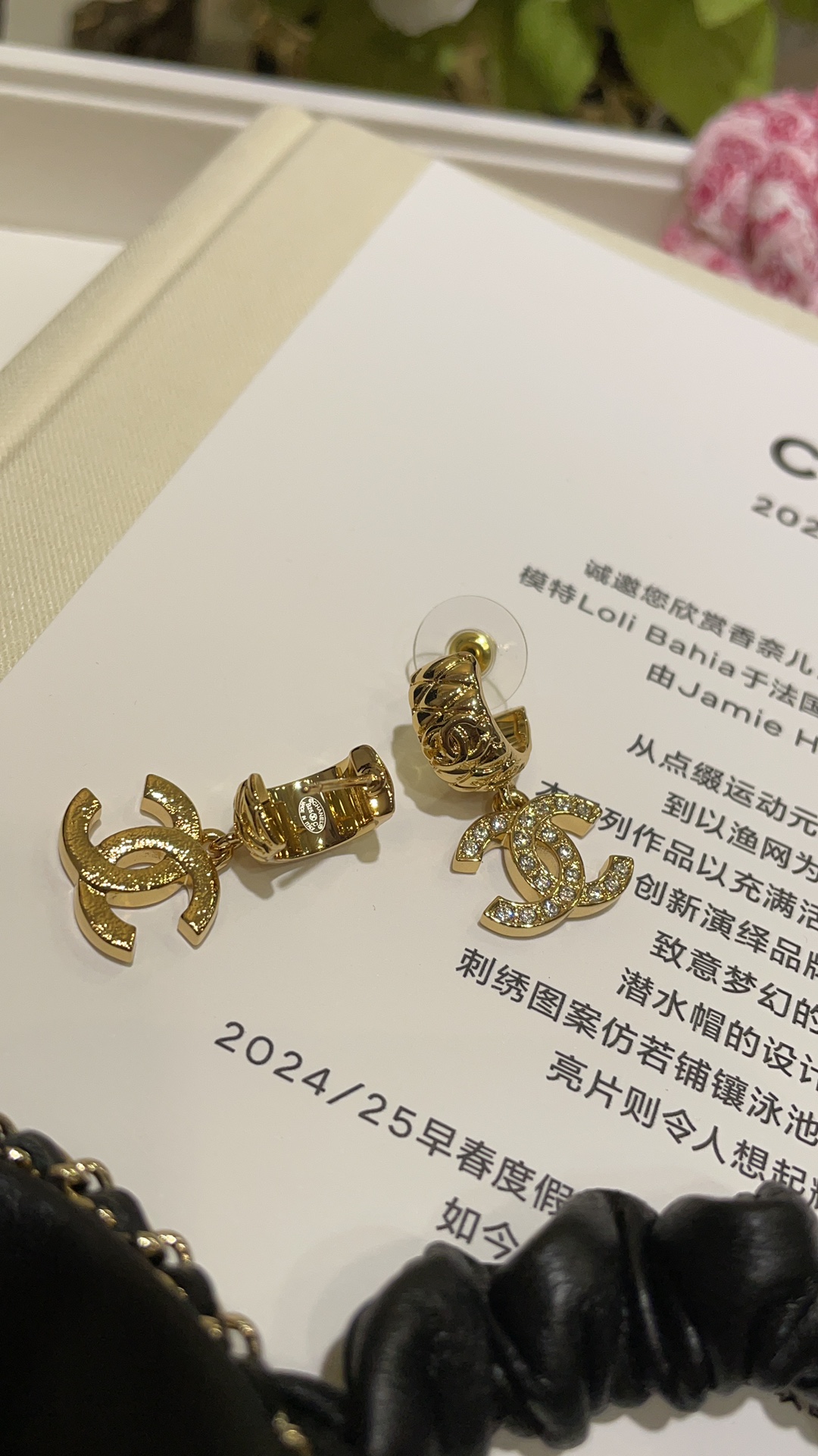 NO:635886,88180, today’s new product purchase yb 25C new full diamond double C pendant gold rhombus pattern semi-circle earrings classic metal rhombus pattern semi-circle ring, thick and textured, very vintage feeling, the classic double C model is timeless Exclusive purchase yb Brass gold-plated material Swarovski diamonds, earrings, gold plating, Cardia high-end jewelry1986090988180,今日新品购入yb 25C新款满钻双C吊坠金色菱格纹半圆耳环 经典金属菱格纹半圆环 厚实又有质感 很有vintage的感觉经典双C款不过时 独家购入yb 黄铜镀金材质 施华洛钻,,earrings,gold plating,卡迪亚高端饰品,Jewelry