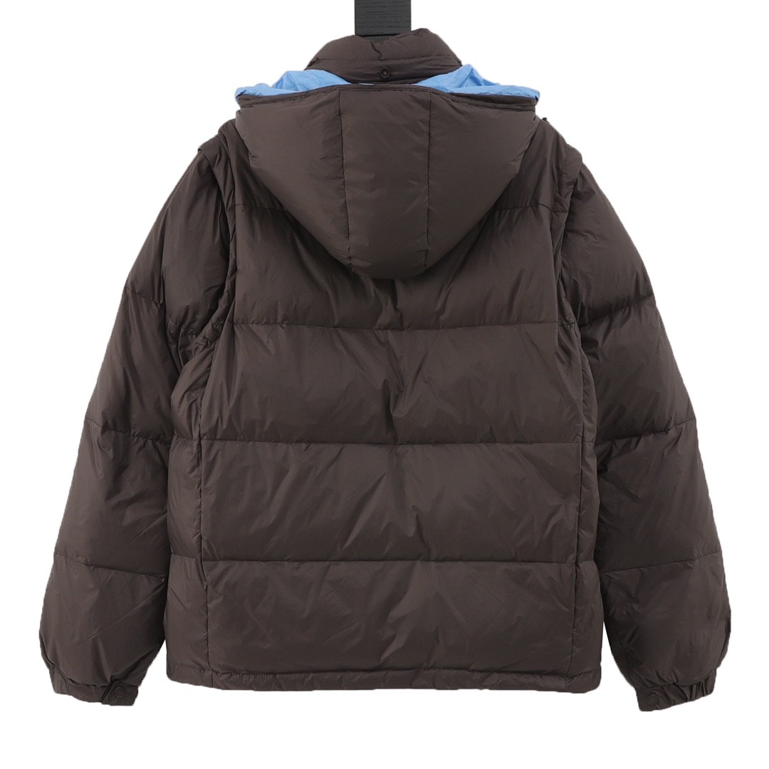 P530
款号Y686
MONCLER/蒙口 24FW CYCLONE大标可拆袖连帽羽绒服
该款羽绒服采用标志性的尼龙面料制成 25D480T尼龙防风防雨面料 拆袖设计可轻松调节款型 可根据气候情况拆卸袖子 打造更简洁造型 定制尼龙漆布面料 光泽亮度与颜色一致 里布另有两层胆布 防钻绒工艺处理 拒绝跑绒现象 毛毡刺绣标采用进口BARUDAN/百灵达绣花机 刺绣清晰精致立体饱满 内料专用460/100超柔锦纶 柔软丝滑 内胆填充采用经联盟RDS认证的高品质高蓬松度白鸭绒 御寒保暖 专属定制五金 超重工艺激光切割 保暖性更出色 抗拒严寒首选
SIZE:1-5