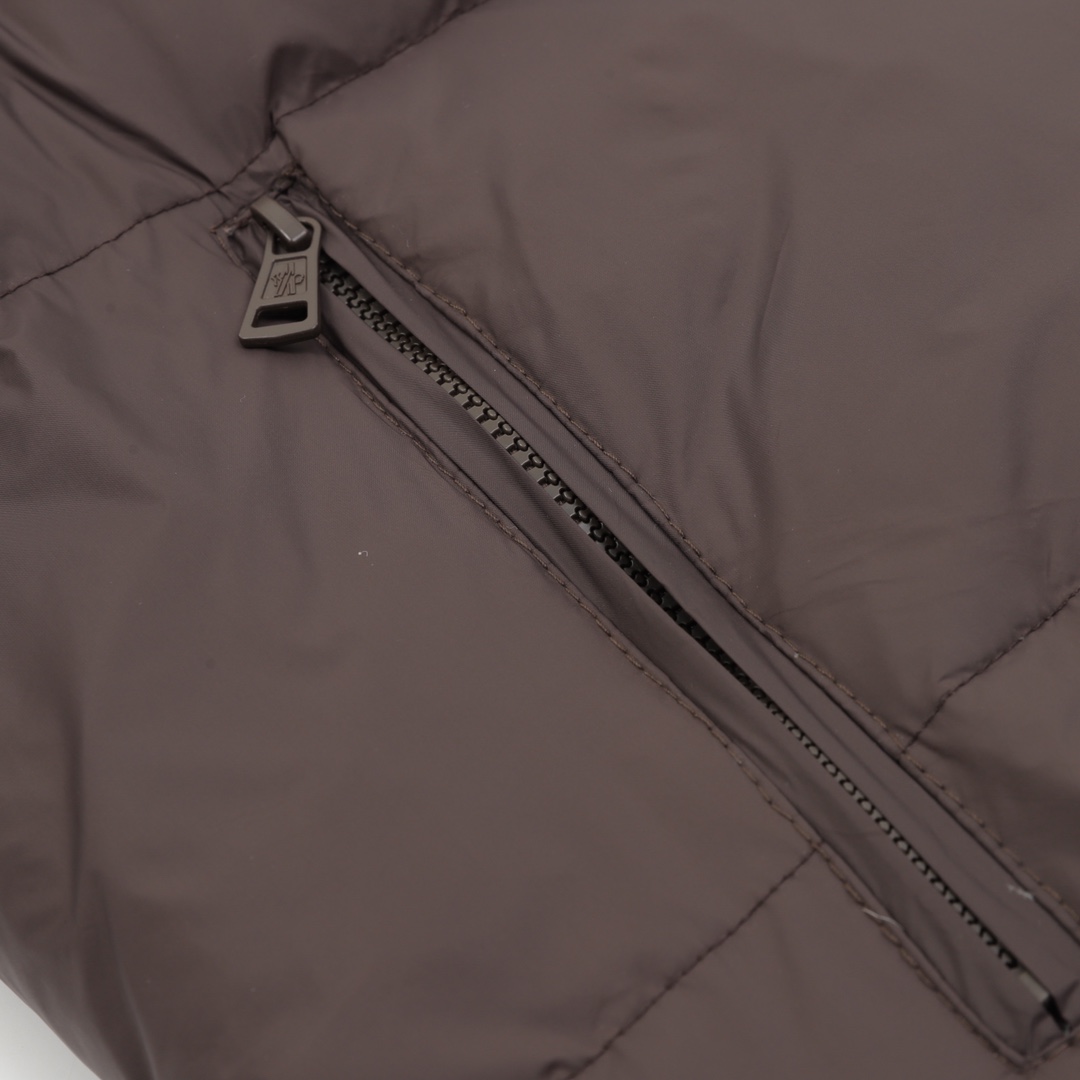 P530
款号Y686
MONCLER/蒙口 24FW CYCLONE大标可拆袖连帽羽绒服
该款羽绒服采用标志性的尼龙面料制成 25D480T尼龙防风防雨面料 拆袖设计可轻松调节款型 可根据气候情况拆卸袖子 打造更简洁造型 定制尼龙漆布面料 光泽亮度与颜色一致 里布另有两层胆布 防钻绒工艺处理 拒绝跑绒现象 毛毡刺绣标采用进口BARUDAN/百灵达绣花机 刺绣清晰精致立体饱满 内料专用460/100超柔锦纶 柔软丝滑 内胆填充采用经联盟RDS认证的高品质高蓬松度白鸭绒 御寒保暖 专属定制五金 超重工艺激光切割 保暖性更出色 抗拒严寒首选
SIZE:1-5