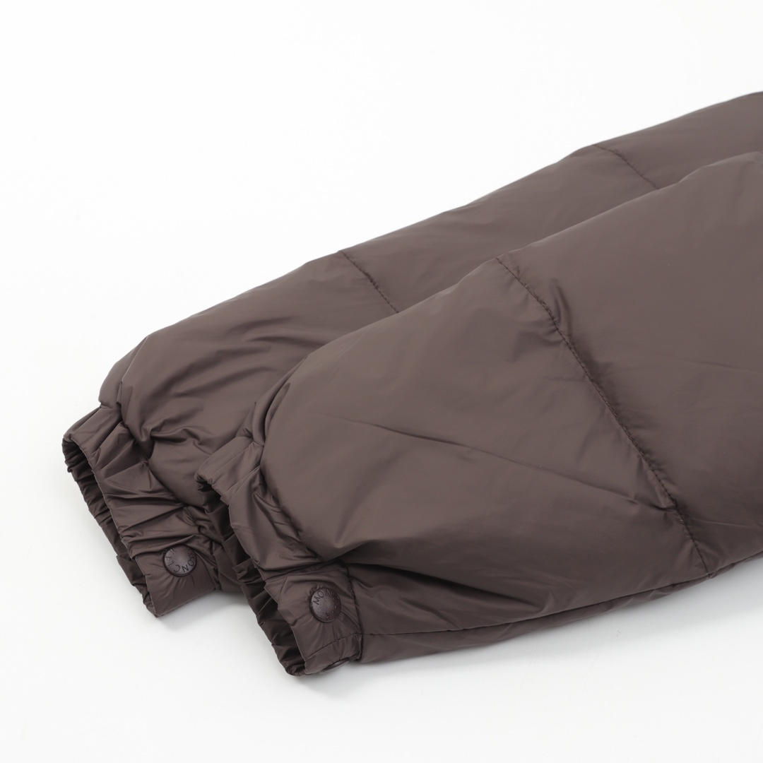 P530
款号Y686
MONCLER/蒙口 24FW CYCLONE大标可拆袖连帽羽绒服
该款羽绒服采用标志性的尼龙面料制成 25D480T尼龙防风防雨面料 拆袖设计可轻松调节款型 可根据气候情况拆卸袖子 打造更简洁造型 定制尼龙漆布面料 光泽亮度与颜色一致 里布另有两层胆布 防钻绒工艺处理 拒绝跑绒现象 毛毡刺绣标采用进口BARUDAN/百灵达绣花机 刺绣清晰精致立体饱满 内料专用460/100超柔锦纶 柔软丝滑 内胆填充采用经联盟RDS认证的高品质高蓬松度白鸭绒 御寒保暖 专属定制五金 超重工艺激光切割 保暖性更出色 抗拒严寒首选
SIZE:1-5