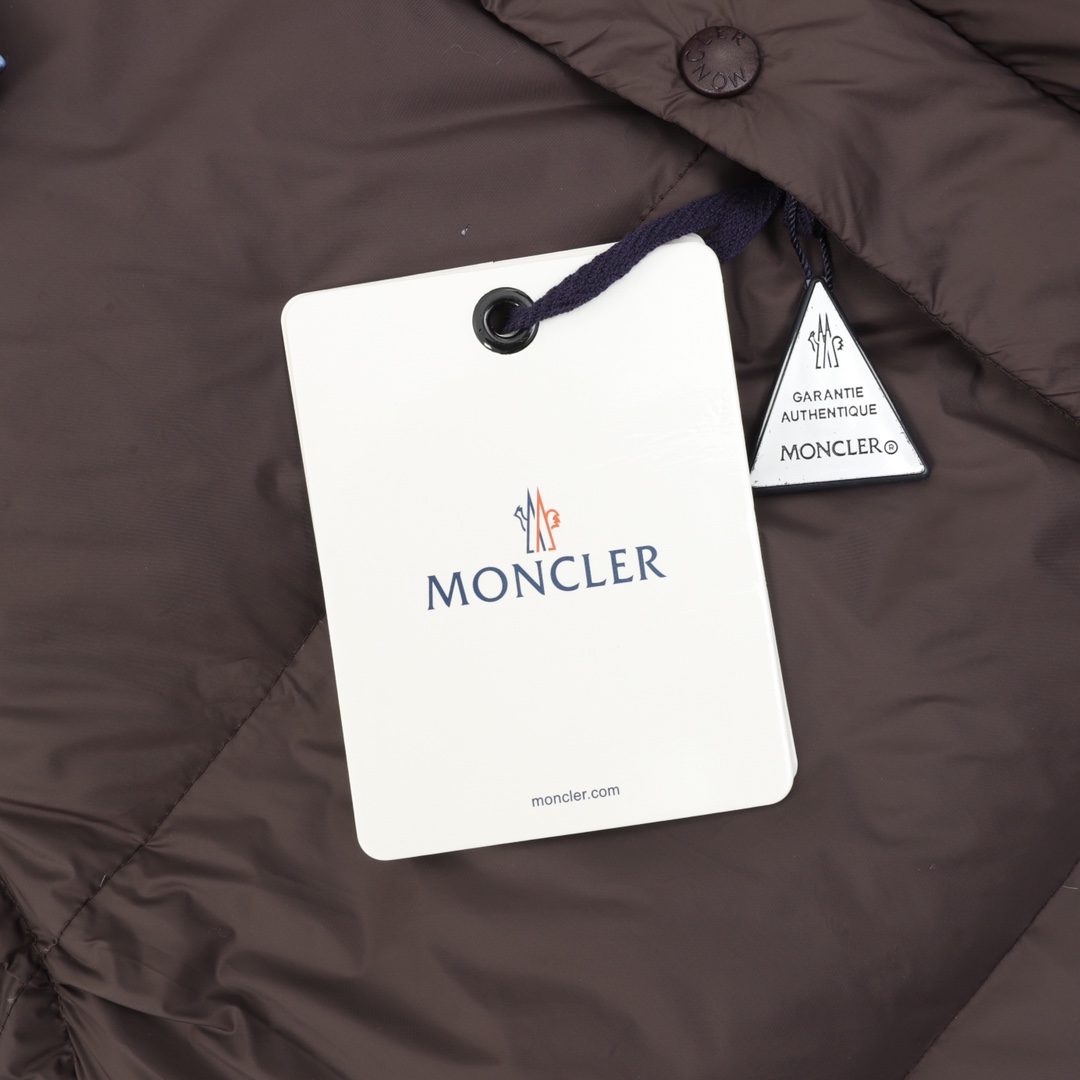 P530
款号Y686
MONCLER/蒙口 24FW CYCLONE大标可拆袖连帽羽绒服
该款羽绒服采用标志性的尼龙面料制成 25D480T尼龙防风防雨面料 拆袖设计可轻松调节款型 可根据气候情况拆卸袖子 打造更简洁造型 定制尼龙漆布面料 光泽亮度与颜色一致 里布另有两层胆布 防钻绒工艺处理 拒绝跑绒现象 毛毡刺绣标采用进口BARUDAN/百灵达绣花机 刺绣清晰精致立体饱满 内料专用460/100超柔锦纶 柔软丝滑 内胆填充采用经联盟RDS认证的高品质高蓬松度白鸭绒 御寒保暖 专属定制五金 超重工艺激光切割 保暖性更出色 抗拒严寒首选
SIZE:1-5