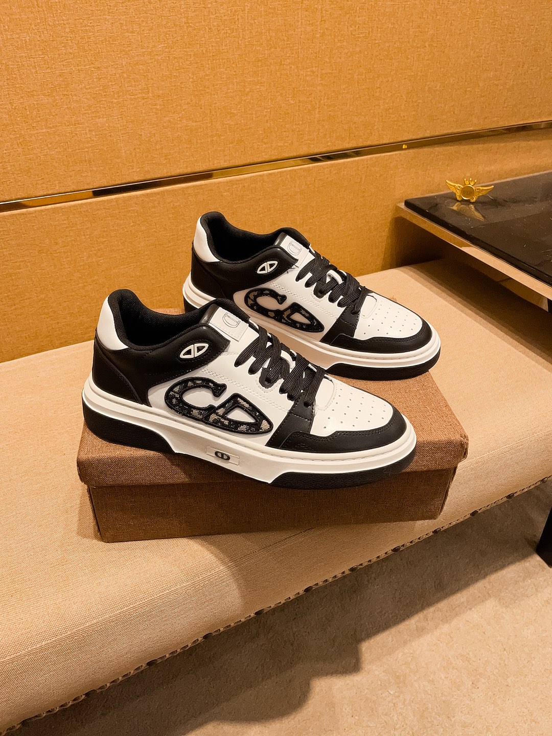 NO:272435,[Dio] High-end Men's Shoes Brand Official Website 11's latest masterpiece upper is made of imported Italian cowhide with comfortable and breathable inner original non-slip and wear-resistant outsole, making walking more convenient and comfortable!  Exclusive new style, amazing work, beautiful 11 ​​replica [color] compared to the official quality!  Create a fashionable personality to set off your uniqueness!  Must-have for trendy men! Classic size: 38-44 Multi-color available.,,dior,cowhide19860909【 迪奥】 男鞋高端品牌 官网11最新力作鞋面采用意大利进口头层牛皮搭配舒适透气内里原版防滑耐磨大底制作,让行走更加便捷舒适！独家新款,惊世之作,与官方的质量相比美的11复刻[色]！打造时尚个性衬托你的与众不同！潮男必备!经典尺码:38-44 颜色多色可选.,,dior,cowhide,Men's shoes