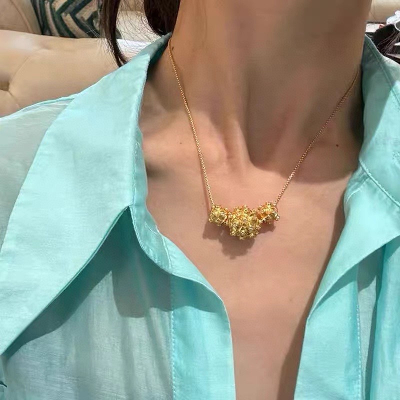 “Bottega Veneta ¥380 BV Necklace: Amazing Metal Design for French Elegance” - 图片 1