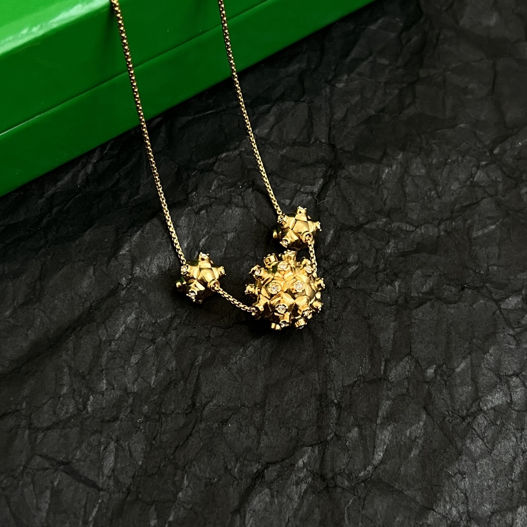 “Bottega Veneta ¥380 BV Necklace: Amazing Metal Design for French Elegance” - 图片 3