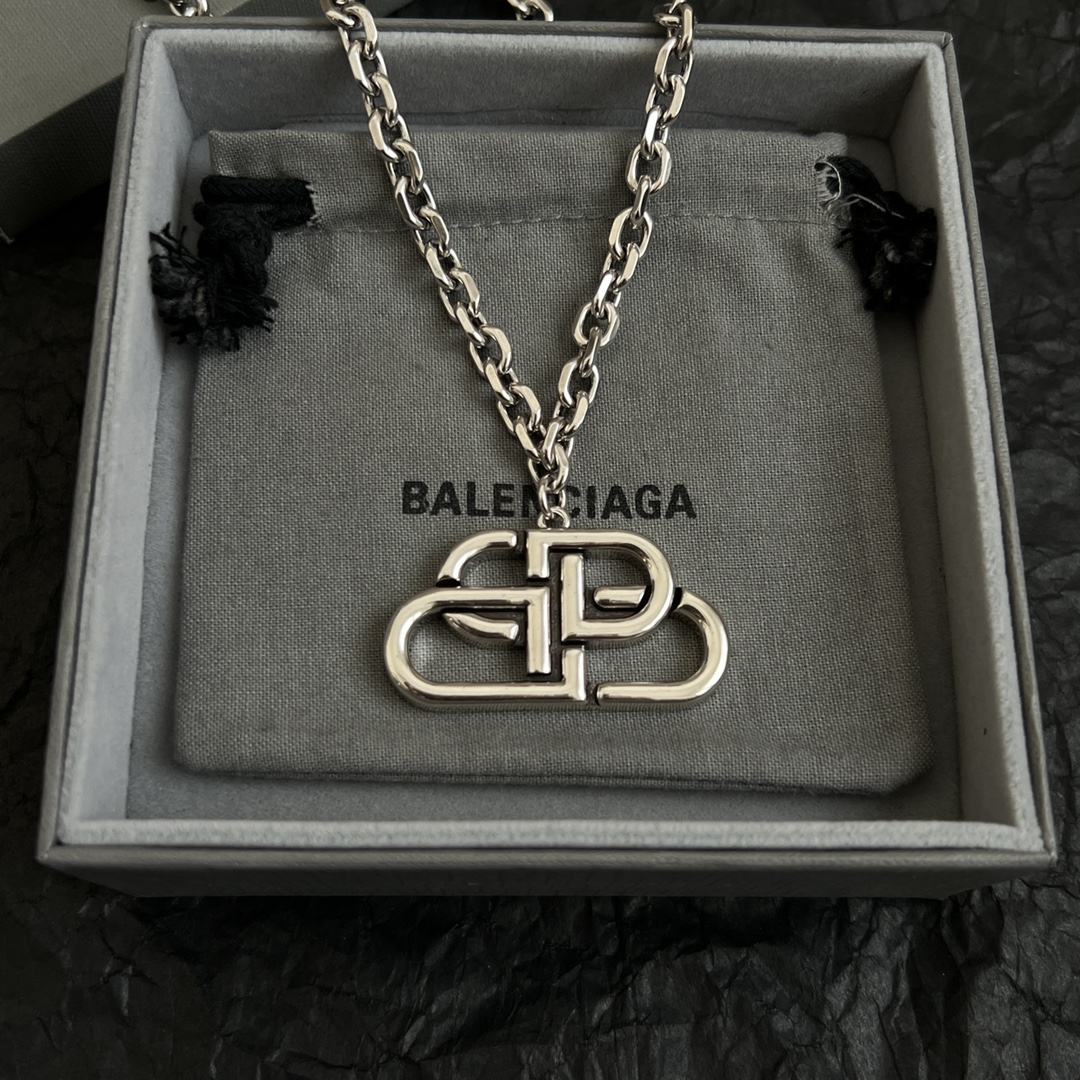 】 新款 巴黎世家 Balenciaga 项链 简单大方 大牌金质感饱满 ，搭配衣服超好看 ！
长度52