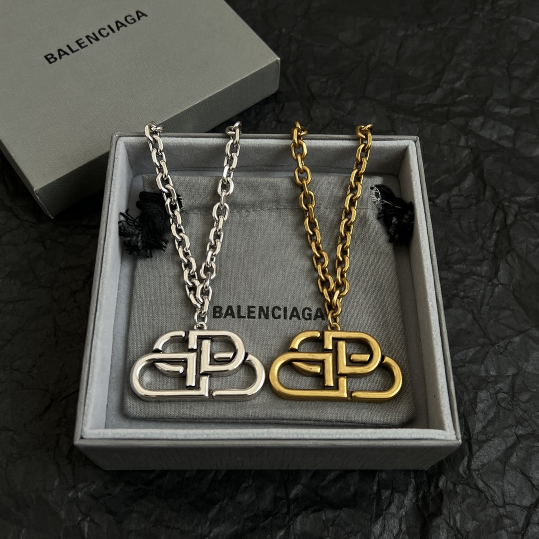 】 新款 巴黎世家 Balenciaga 项链 简单大方 大牌金质感饱满 ，搭配衣服超好看 ！
长度52