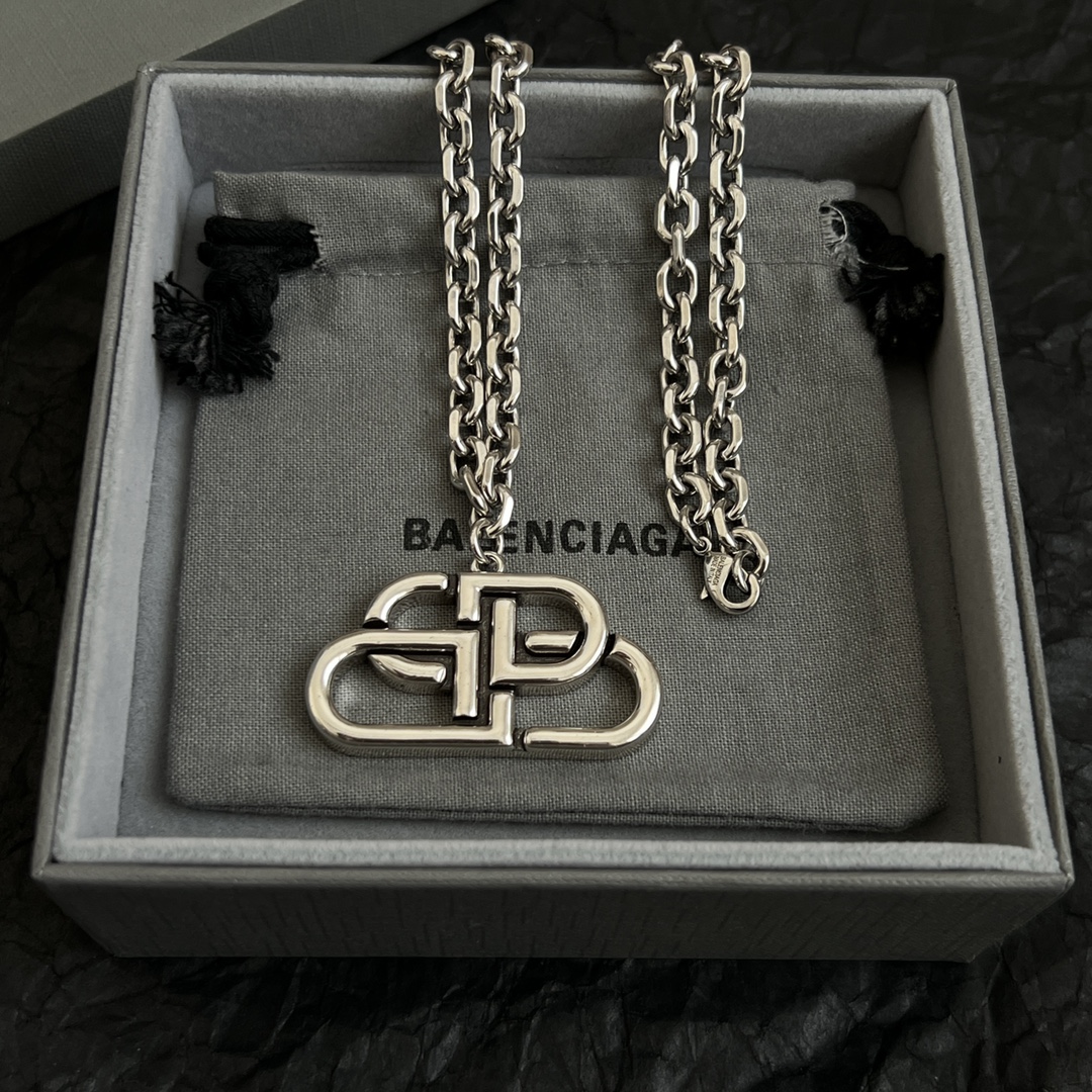 】 新款 巴黎世家 Balenciaga 项链 简单大方 大牌金质感饱满 ，搭配衣服超好看 ！
长度52
