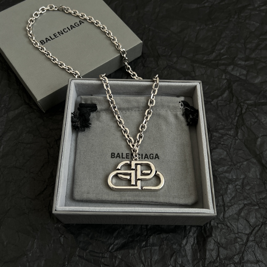 】 新款 巴黎世家 Balenciaga 项链 简单大方 大牌金质感饱满 ，搭配衣服超好看 ！
长度52