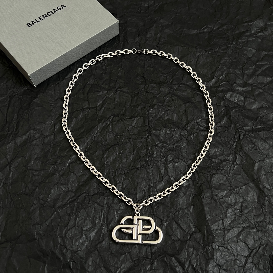 】 新款 巴黎世家 Balenciaga 项链 简单大方 大牌金质感饱满 ，搭配衣服超好看 ！
长度52
