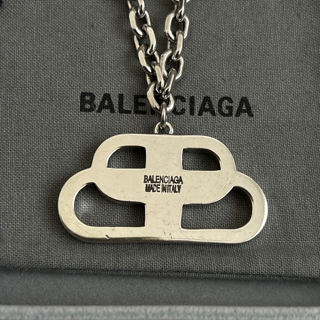 】 新款 巴黎世家 Balenciaga 项链 简单大方 大牌金质感饱满 ，搭配衣服超好看 ！
长度52