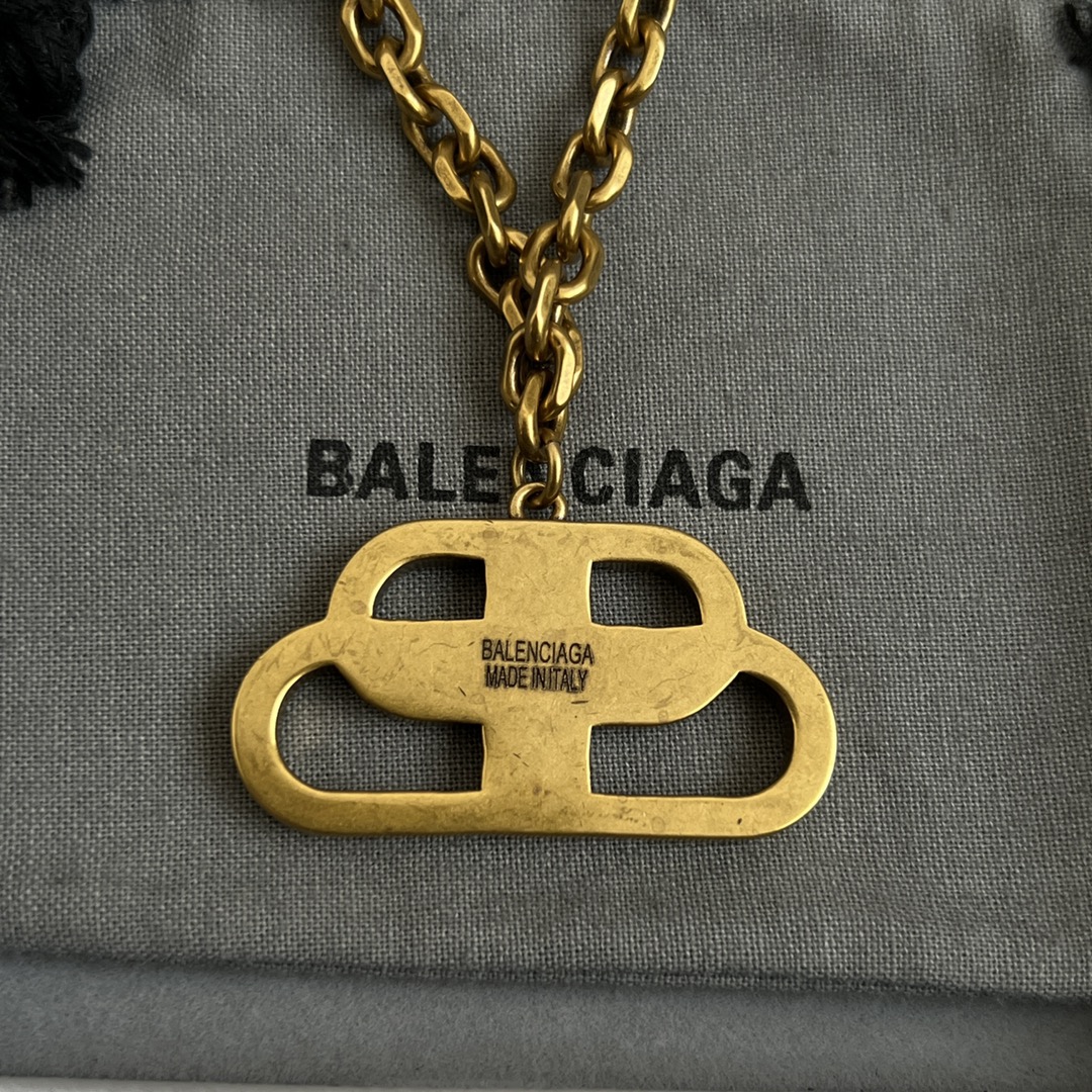 】 新款 巴黎世家 Balenciaga 项链 简单大方 大牌金质感饱满 ，搭配衣服超好看 ！
长度52