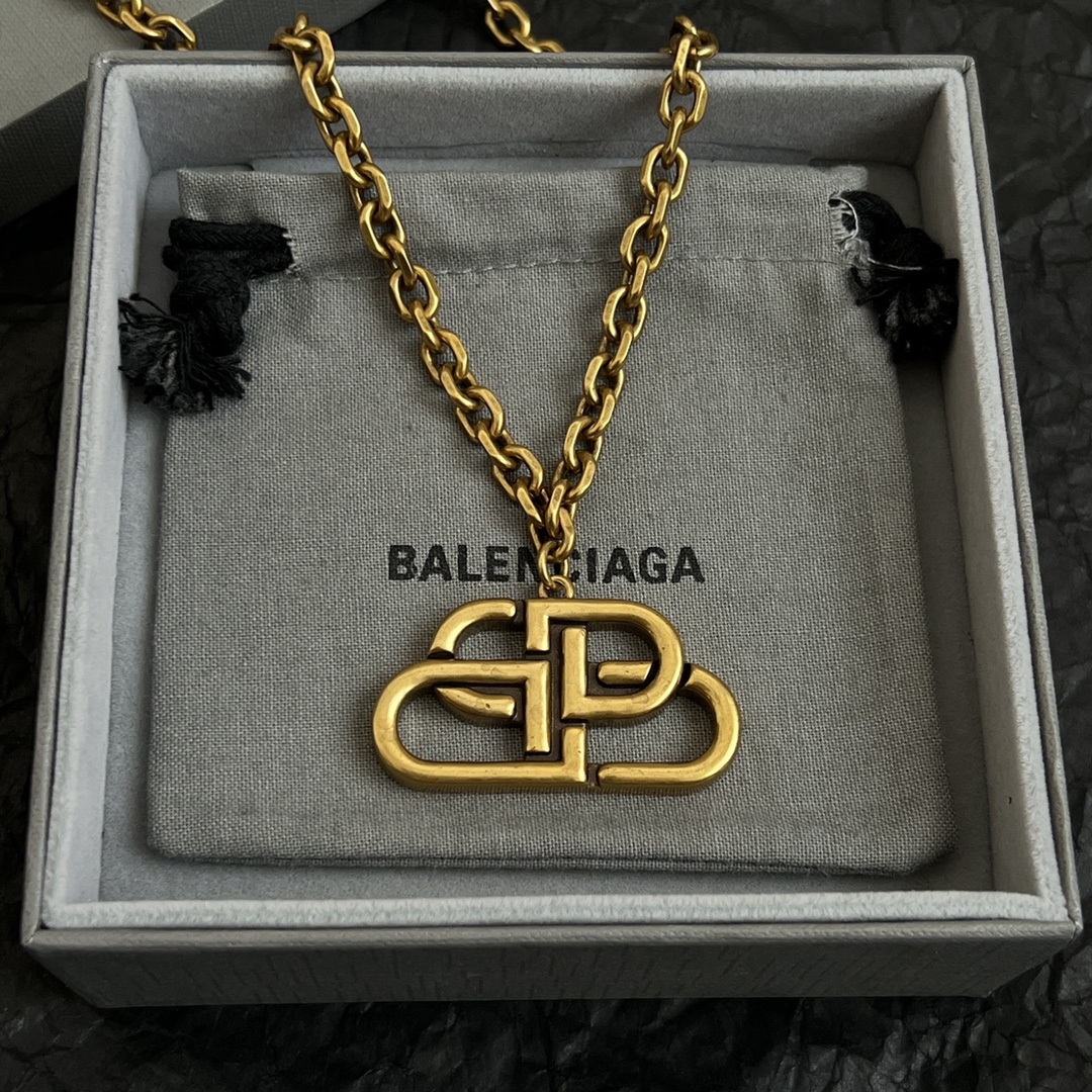 】 新款 巴黎世家 Balenciaga 项链 简单大方 大牌金质感饱满 ，搭配衣服超好看 ！
长度52