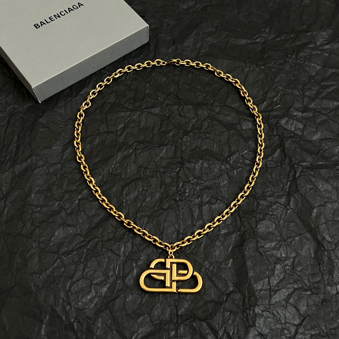 】 新款 巴黎世家 Balenciaga 项链 简单大方 大牌金质感饱满 ，搭配衣服超好看 ！
长度52