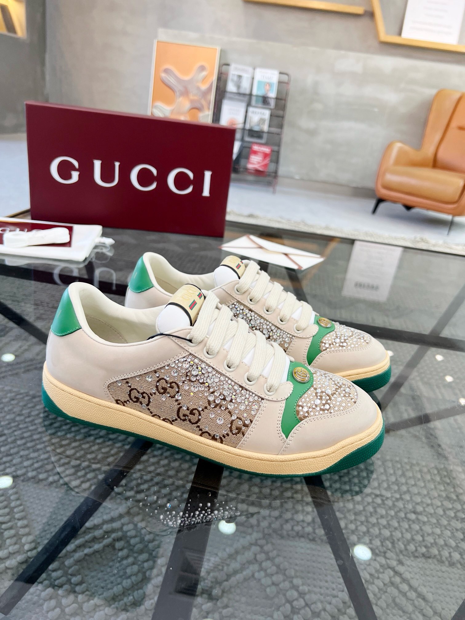 NO:221111,Brand G U C C I original color matching Size 35-45 couples price Material Guqi Spring and Autumn style The same style as the counter High-end and boutique latest style This colored sneakers are inspired by cowhide and printed cloth classic sneakers. Original customized outsole. The overall appearance of the old-fashioned effect is presented. Guqi casual shoes, sneakers, cowhide19860909品牌G U C C I 颜色原版配色 码数35-45情侣款 价格 材质古奇春秋款 专柜同款高端精品最新款 此款彩色运动鞋 牛皮搭配印花布面经典运动鞋为灵感 原版定制大底 整体呈现做旧效果,古奇 休闲鞋,sneakers,cowhide,Men's shoes