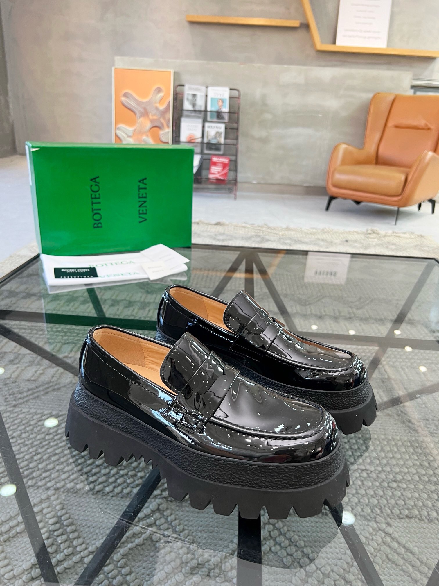 NO:221187,Brand BOTTEGA VENETA color original color matching code number 35-44 customized 38.45 price Material BOTTEGA new style business leather shoes!  Quality, please see the details, classic simple design, rigorous workmanship and fine upper imported cowhide, create a fashionable headline cowhide inner foot, fashionable and atmospheric rubber foam sole, high quality worth owning, BV leather shoes, bottega veneta, bottega veneta, cowhide19860909品牌BOTTEGA VENETA 颜色原版配色 码数35-44定做38.45 价格 材质宝缇嘉新款 商务 皮鞋！质量请看细节经典简约设计做工严谨精细鞋面进口牛皮制作打造出时尚头条牛皮内里上脚时尚大气 橡胶发泡大底 高品质值得拥有,BV皮鞋,bottega veneta,bottega veneta,cowhide,Men's shoes