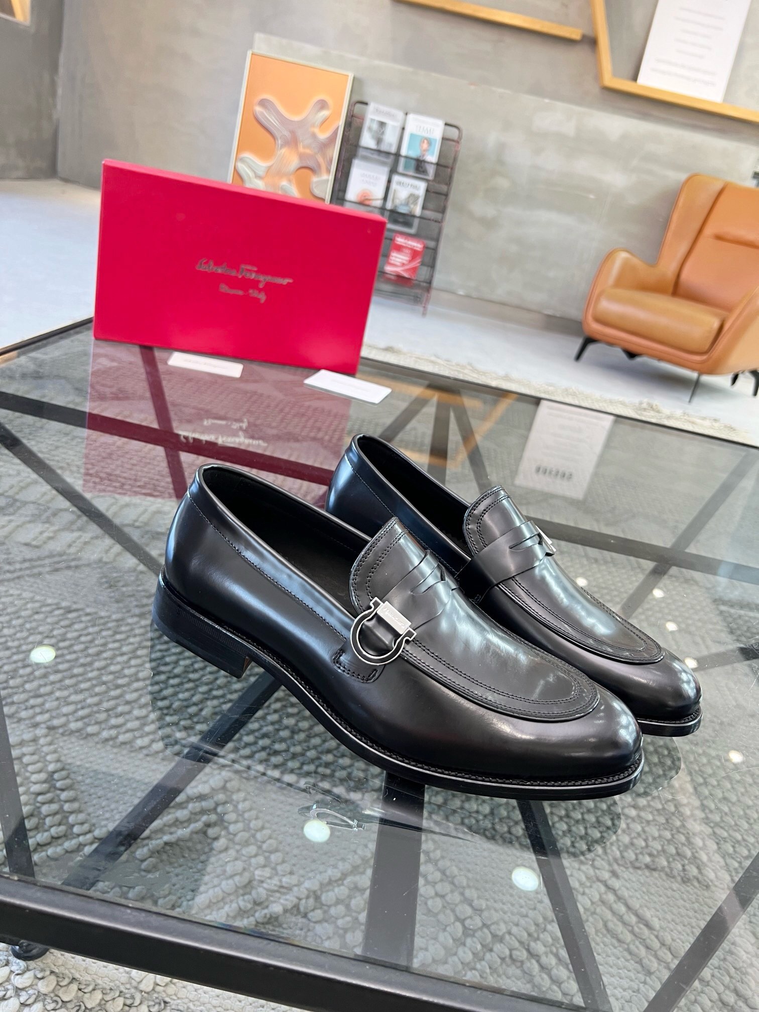 NO:220160,Brand Ferragamo Color original color matching Number 39-44 Custom made 38.45.46 Price Material Ferragamo New Style Men's Business Leather Shoes are perfectly handmade Original quality Exquisite workmanship rigorous upper is imported waxed and polished cowhide cowhide cowhide inner Original (real leather sole) upper high-end and atmospheric, Ferragamo Leather Shoes, ferragamo, ferragamo, cowhide, Leather soles19860909品牌Ferragamo 颜色原版配色 码数39-44定做38.45.46 价格 材质菲拉格慕新款 男士 商务皮鞋发售完美的手工制作 原单品质 做工精致严谨鞋面采用进口打蜡擦色牛皮工艺牛皮内里 原版（真皮大底）上脚 高端大气,菲拉格慕 皮鞋,ferragamo,ferragamo,cowhide,Leather soles,Men's shoes